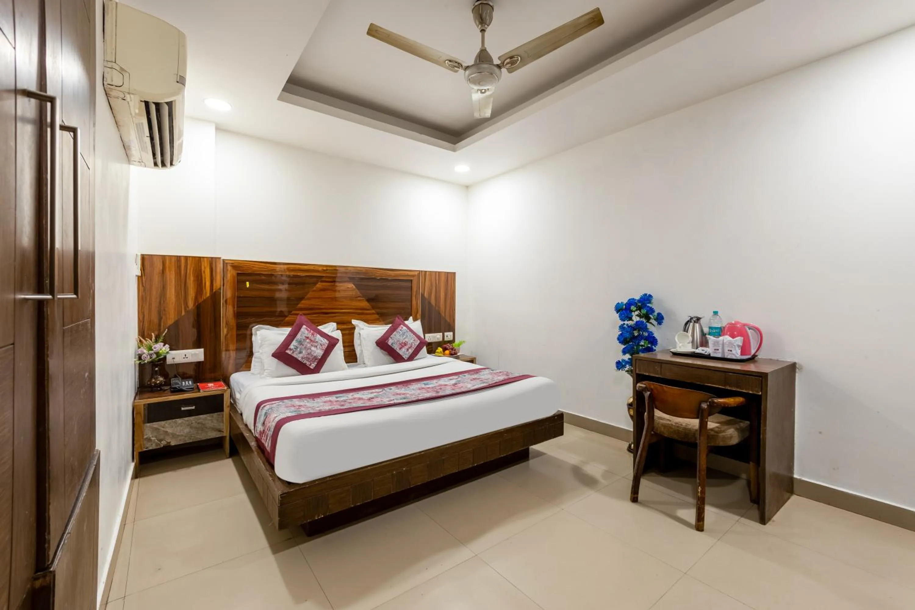 Photo of the whole room, Bed in Hotel Emporio View - New Delhi Railway Station - Paharganj