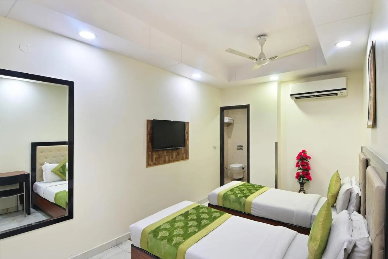 Bedroom, Bed in Hotel Emporio View - New Delhi Railway Station - Paharganj