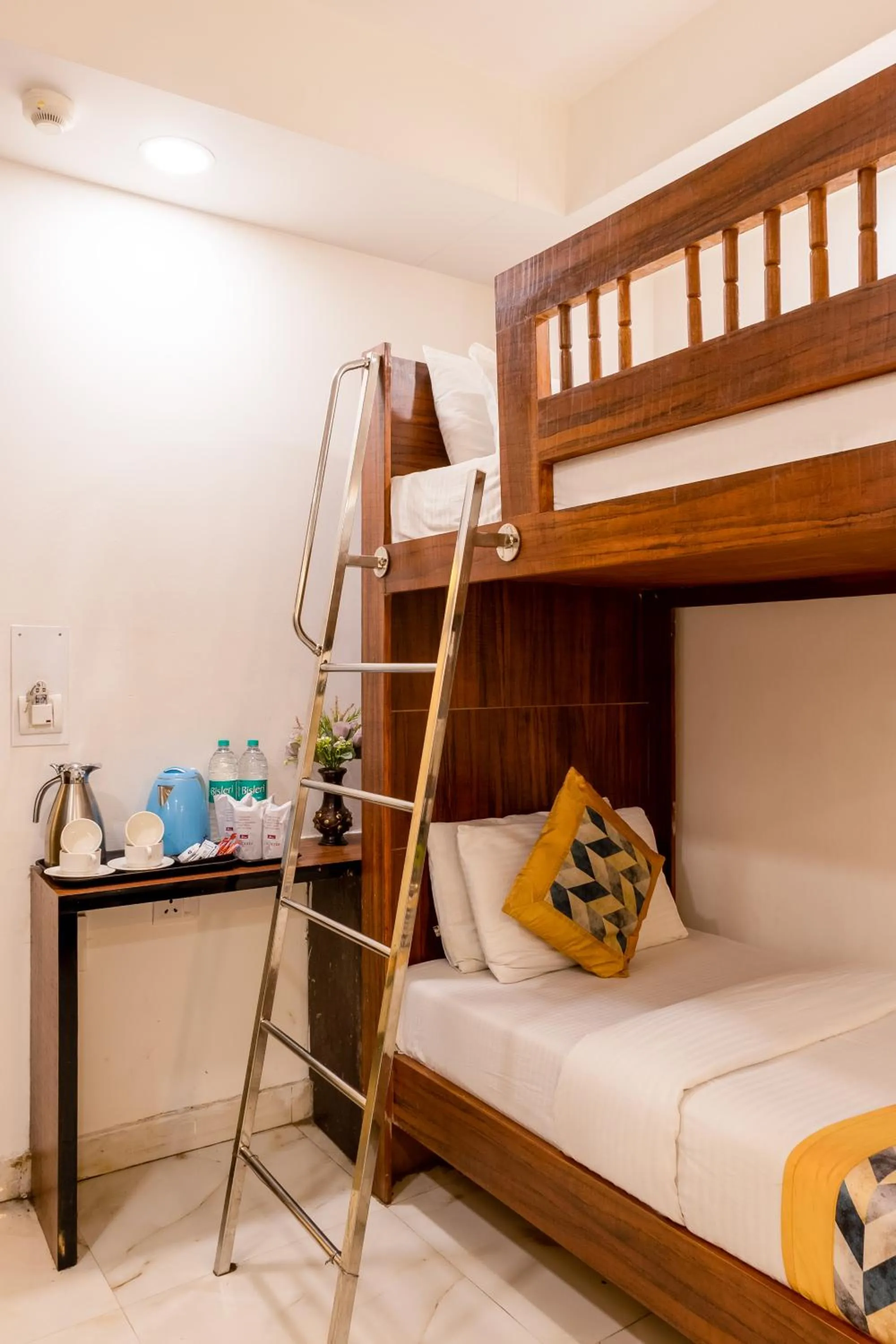 Bed in Hotel Emporio View - New Delhi Railway Station - Paharganj