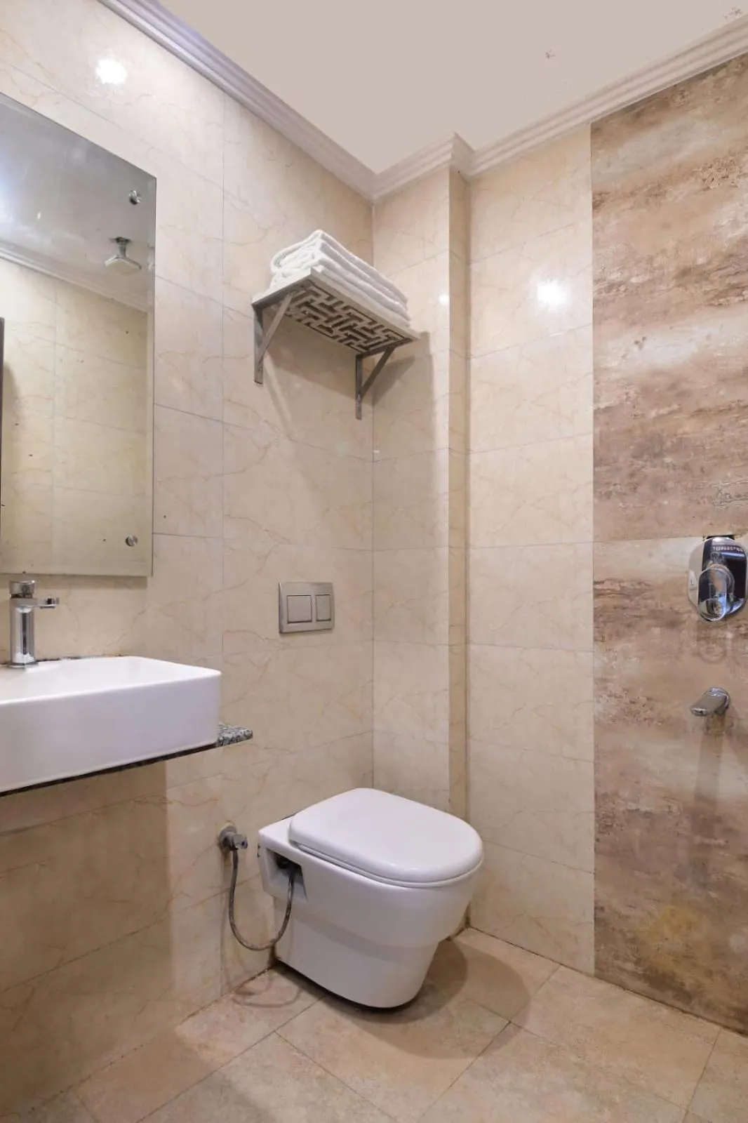 Bathroom in Hotel Emporio View - New Delhi Railway Station - Paharganj