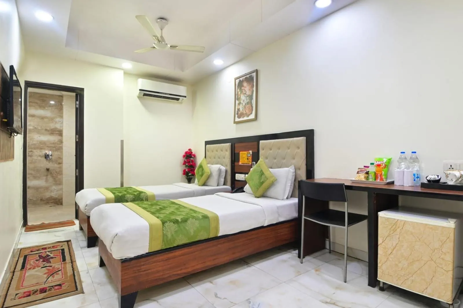 Bedroom, Bed in Hotel Emporio View - New Delhi Railway Station - Paharganj