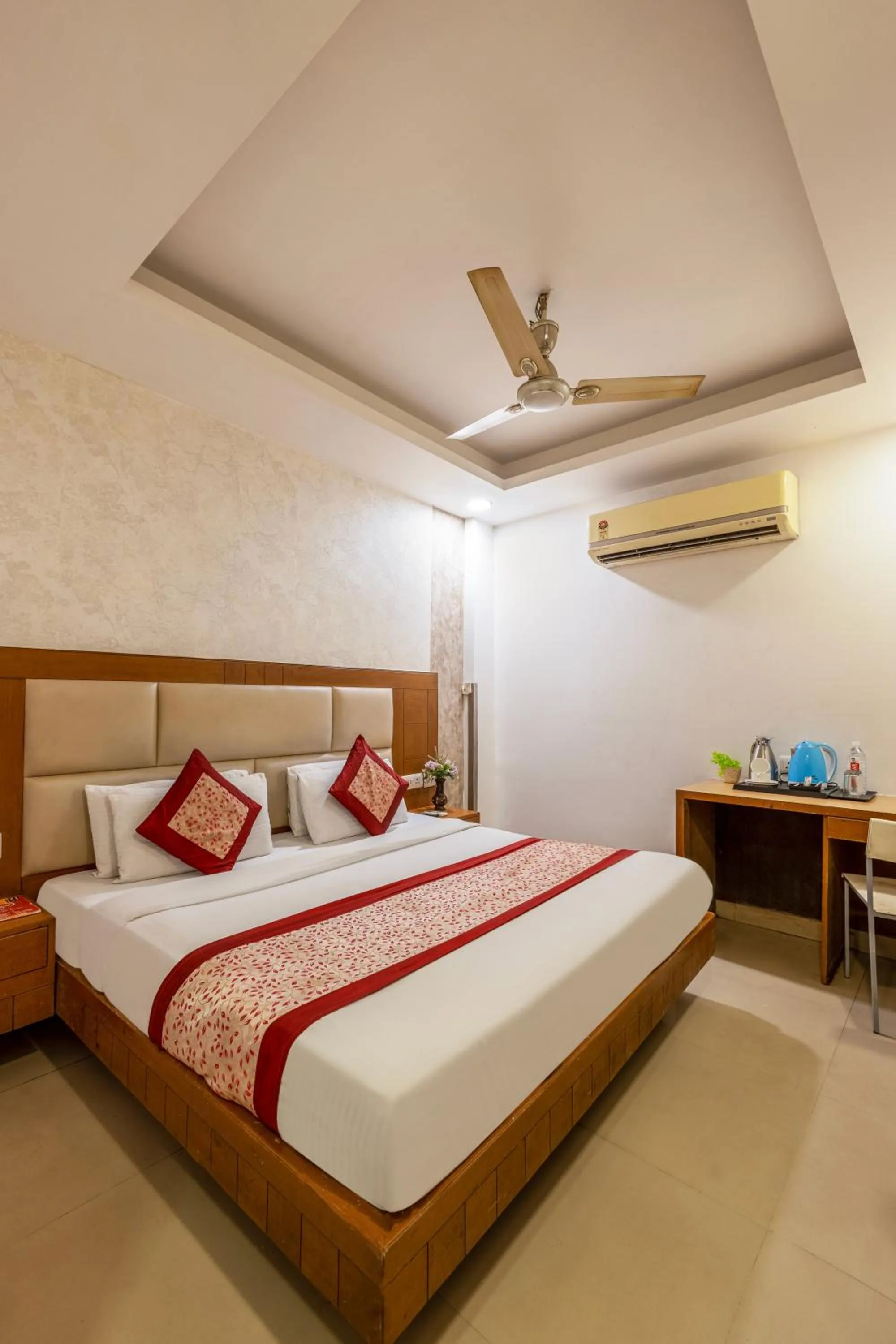 Bedroom, Bed in Hotel Emporio View - New Delhi Railway Station - Paharganj