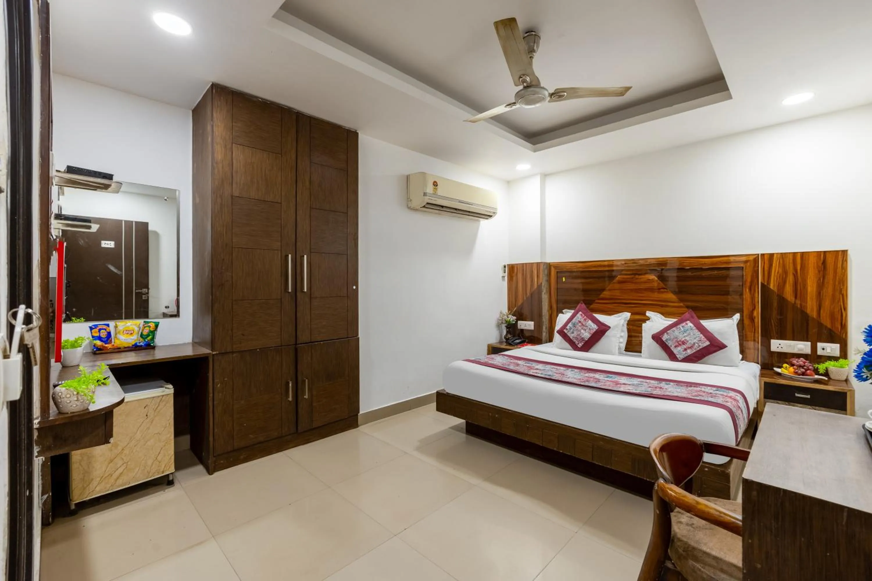 Bed in Hotel Emporio View - New Delhi Railway Station - Paharganj