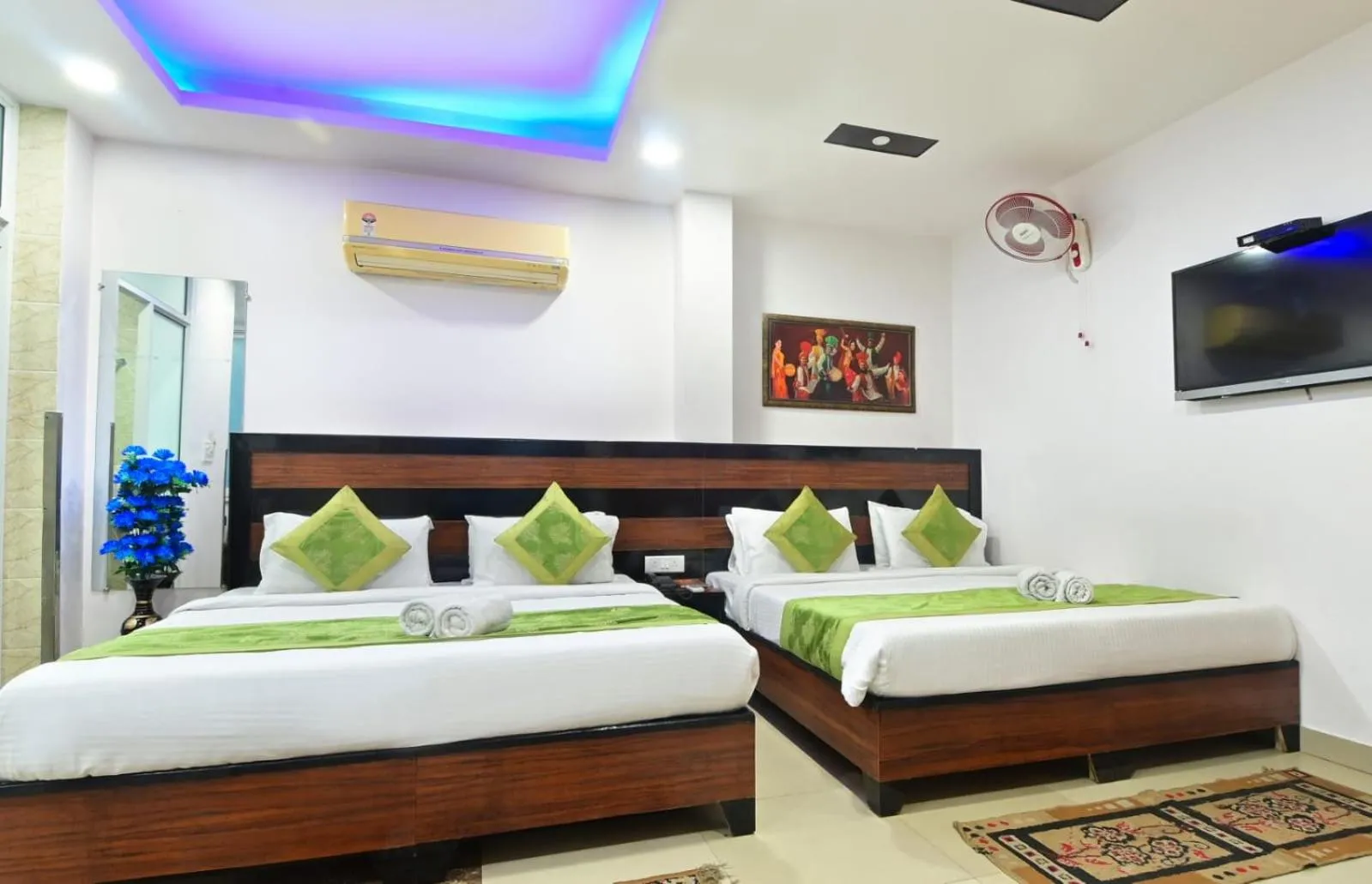 Bedroom, Bed in Hotel Emporio View - New Delhi Railway Station - Paharganj