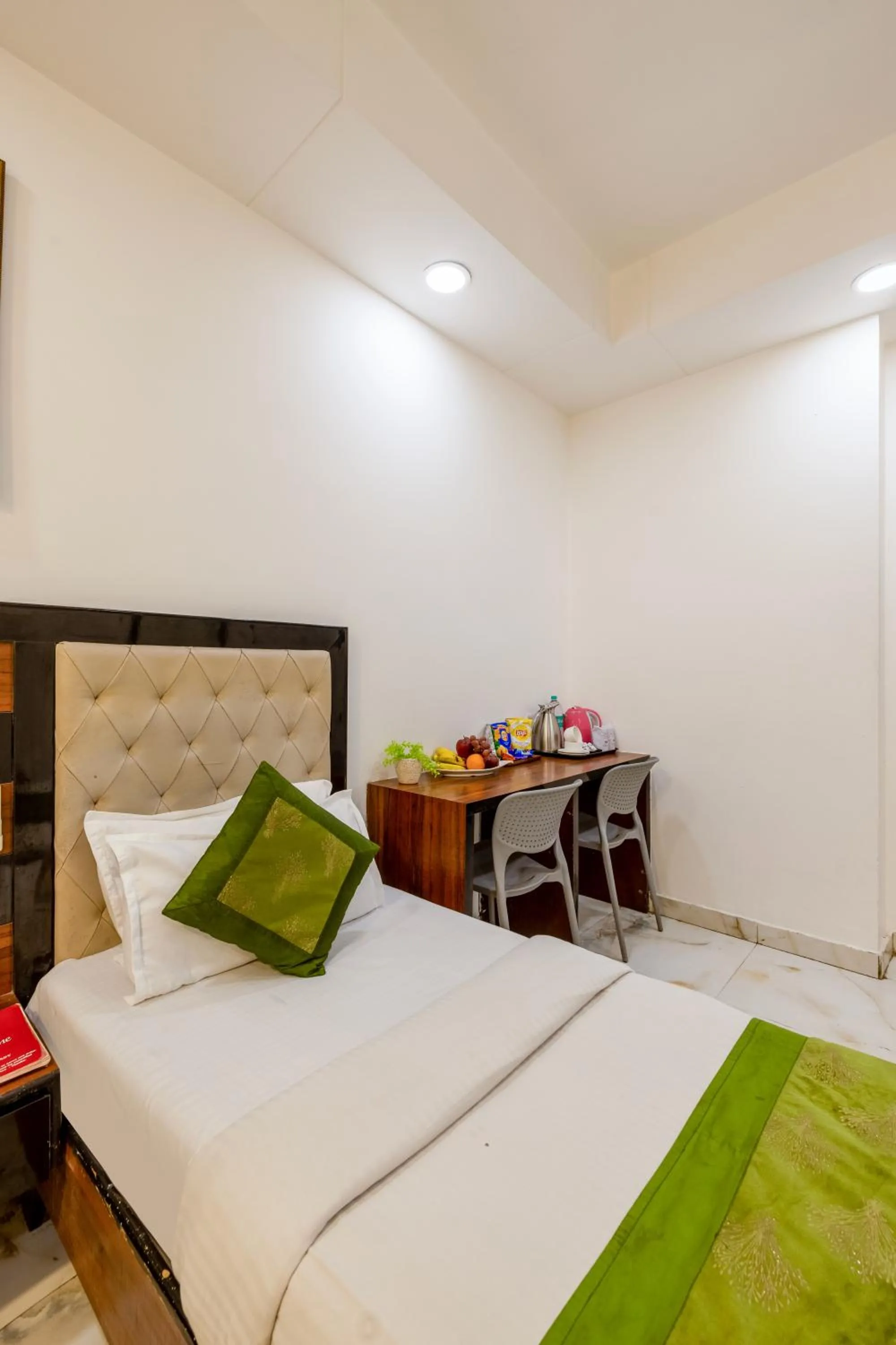 Photo of the whole room, Bed in Hotel Emporio View - New Delhi Railway Station - Paharganj