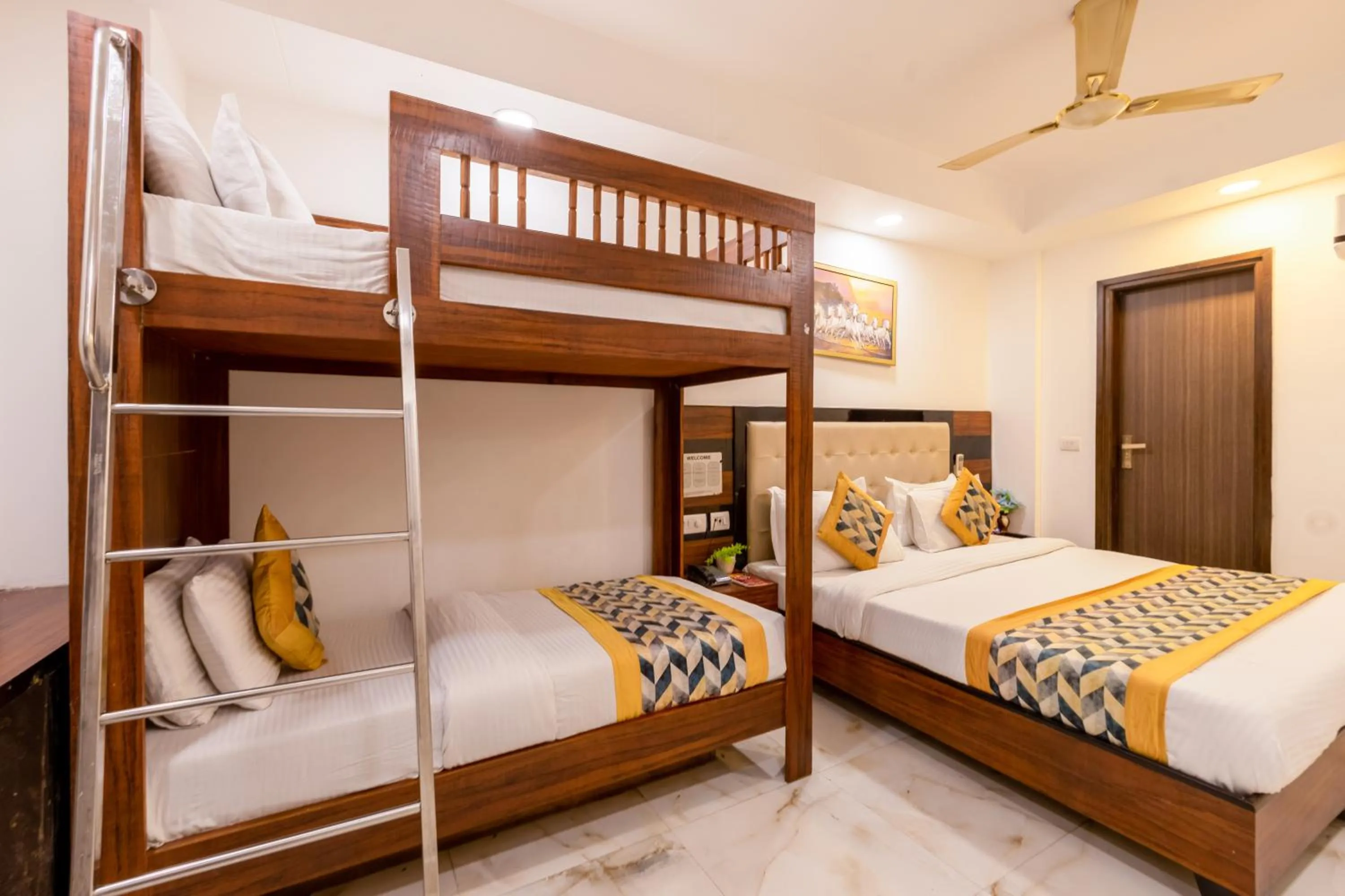Bed in Hotel Emporio View - New Delhi Railway Station - Paharganj