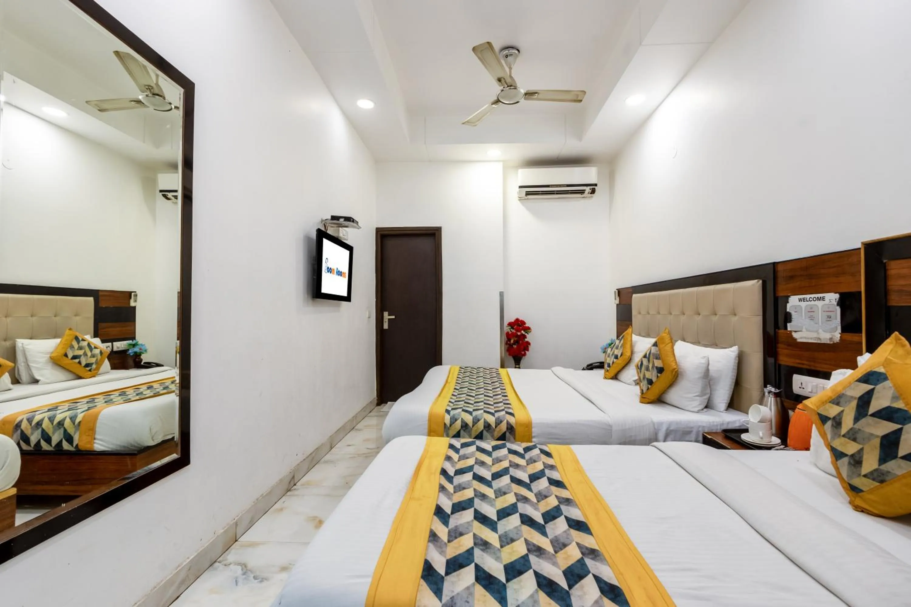 Bed in Hotel Emporio View - New Delhi Railway Station - Paharganj