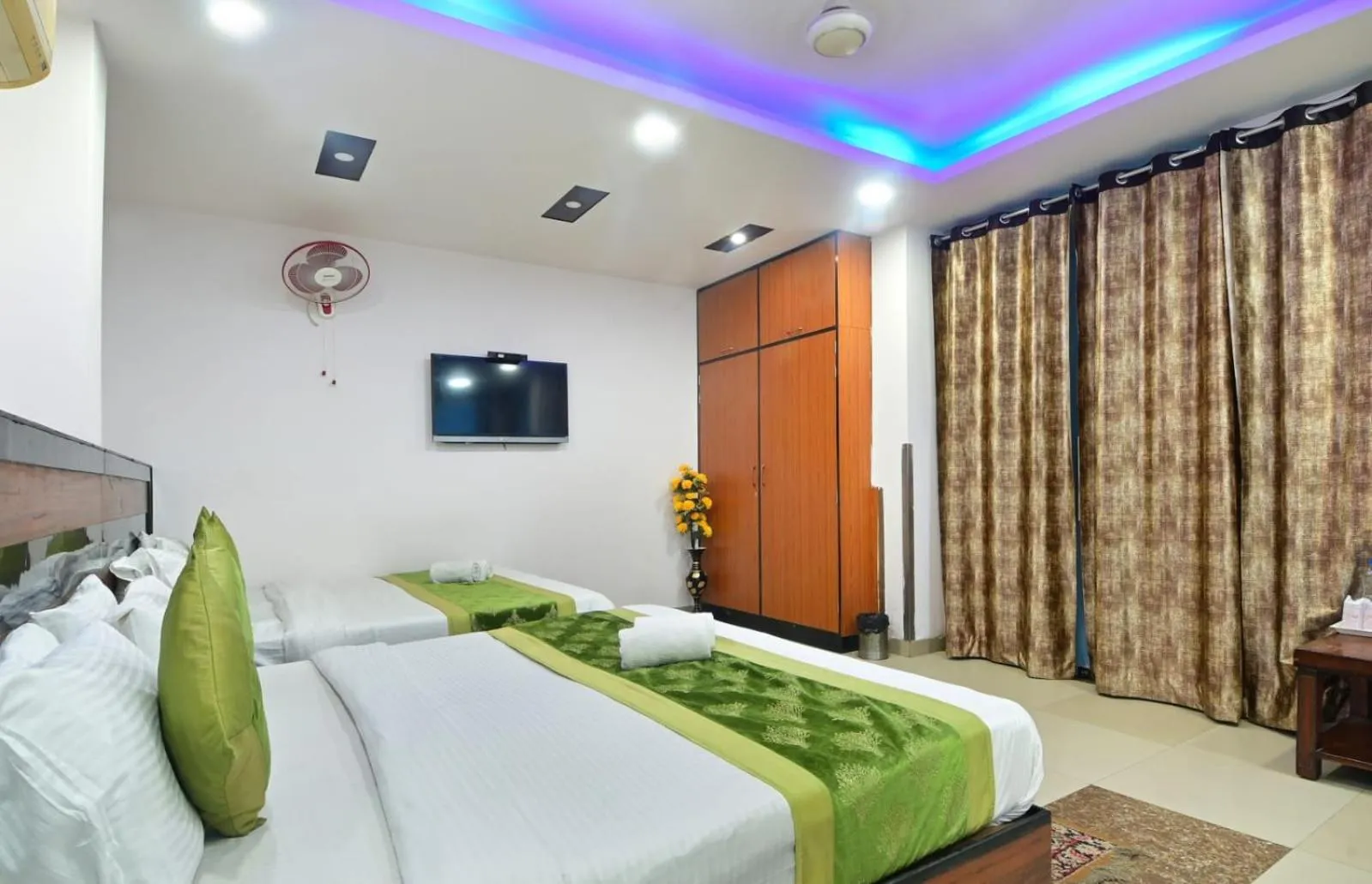 Bedroom, Bed in Hotel Emporio View - New Delhi Railway Station - Paharganj