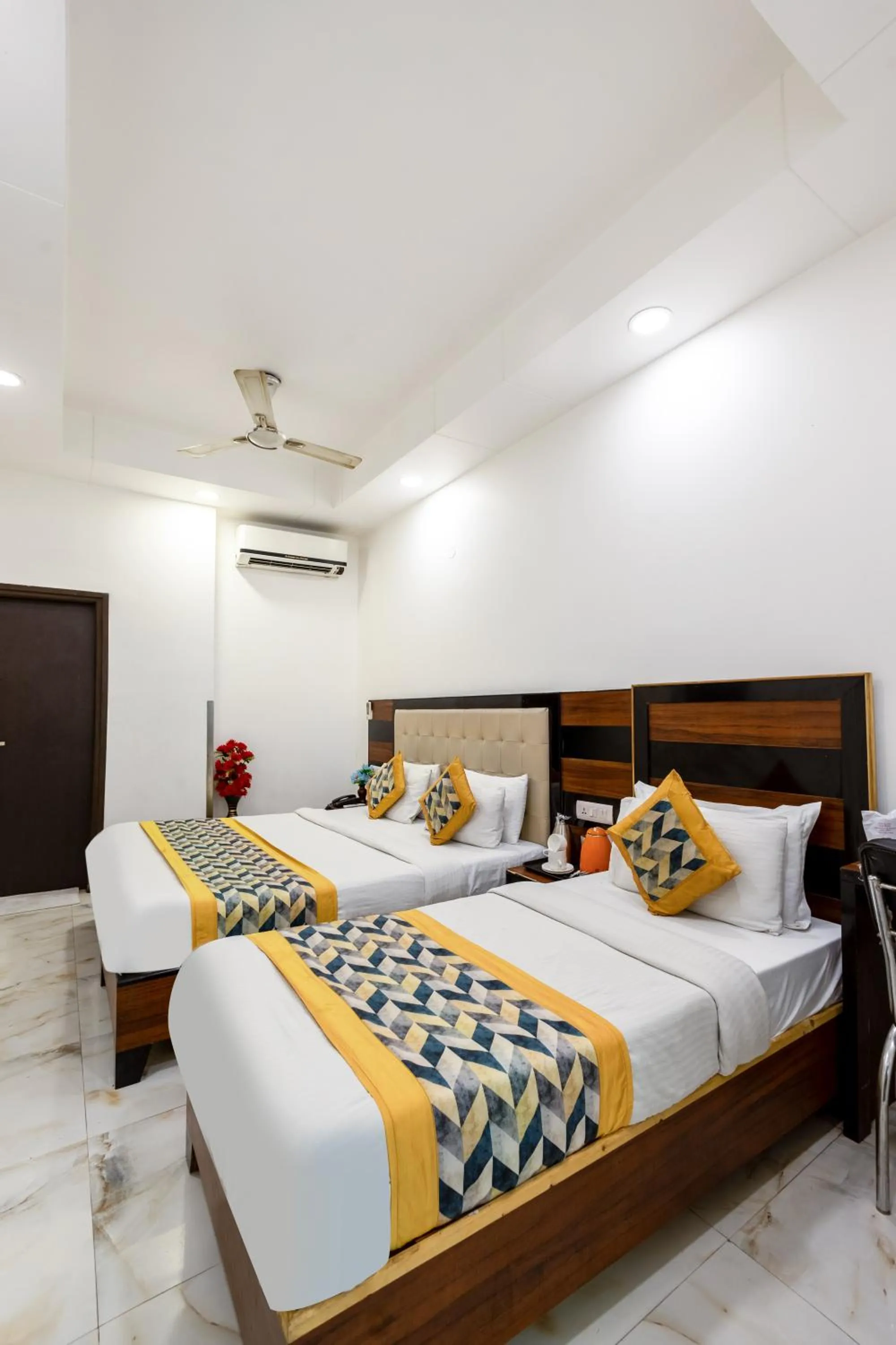 Bed in Hotel Emporio View - New Delhi Railway Station - Paharganj