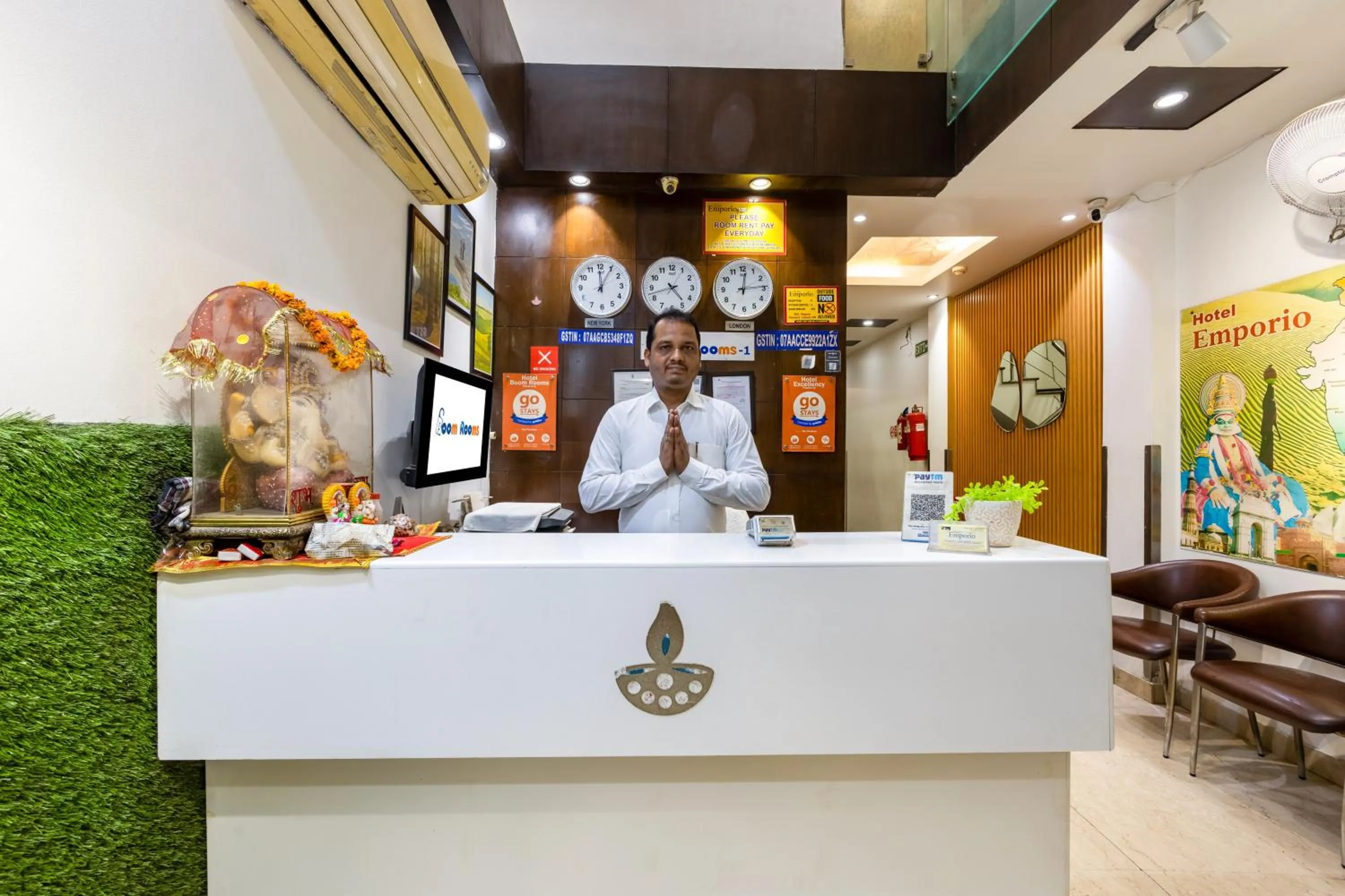 People in Hotel Emporio View - New Delhi Railway Station - Paharganj