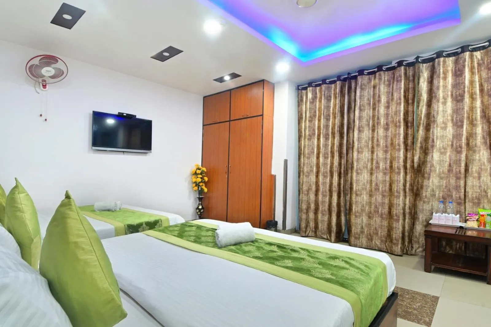 Bedroom, Bed in Hotel Emporio View - New Delhi Railway Station - Paharganj