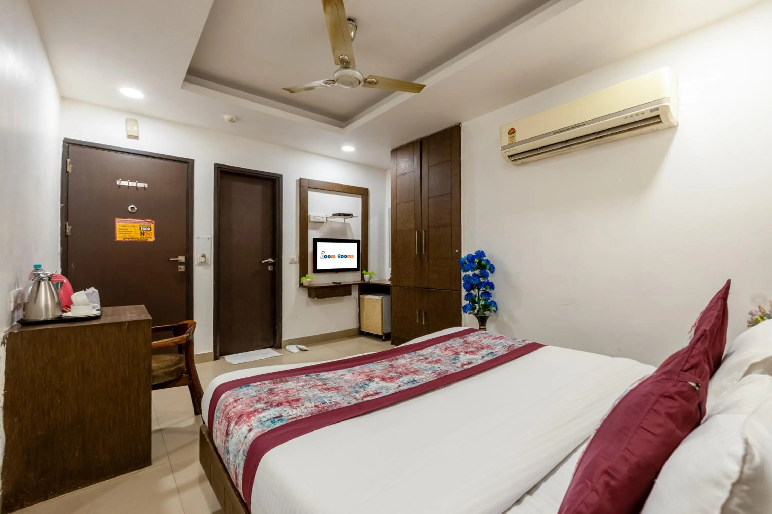 Bed in Hotel Emporio View - New Delhi Railway Station - Paharganj