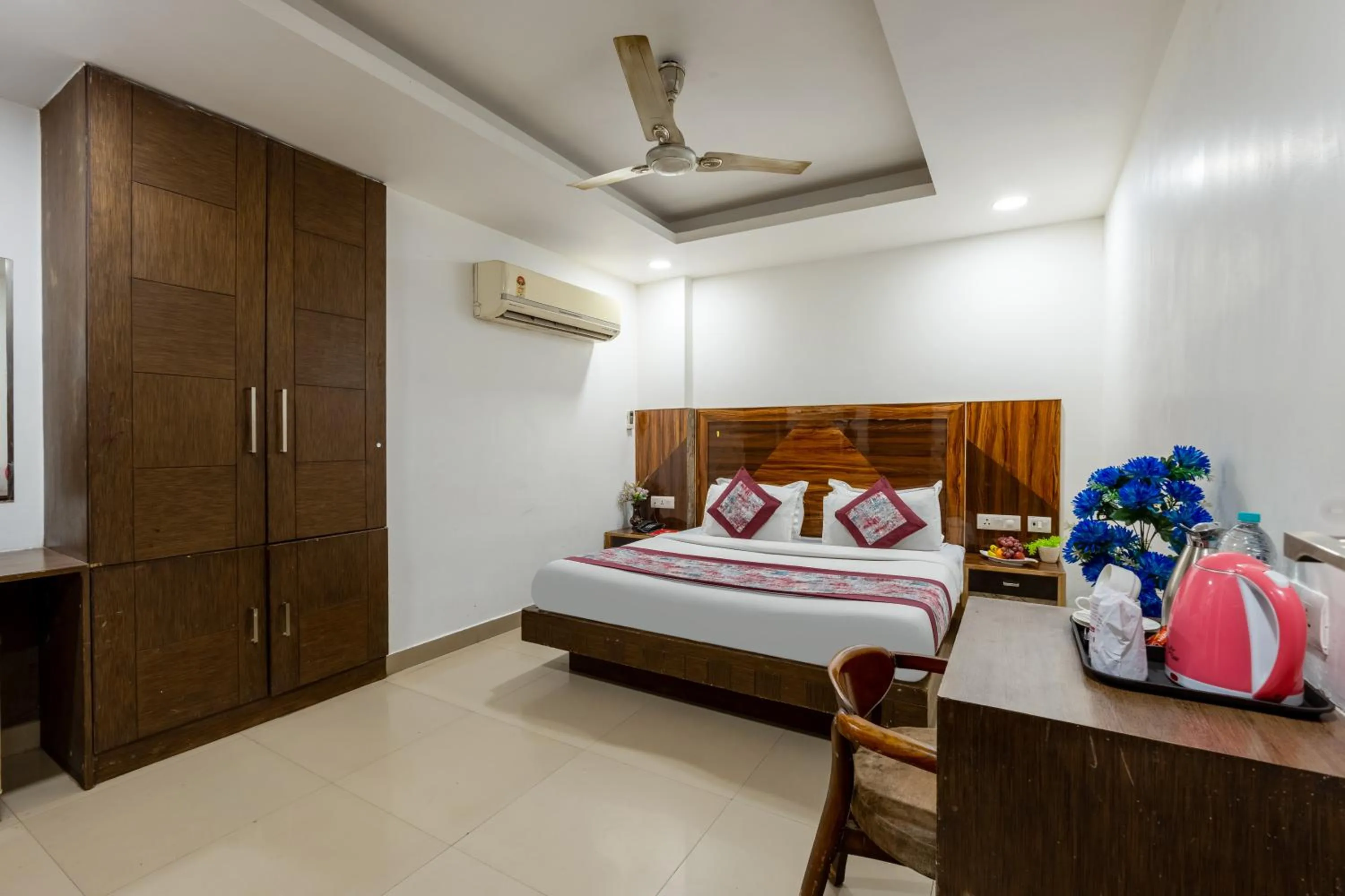 Bed in Hotel Emporio View - New Delhi Railway Station - Paharganj