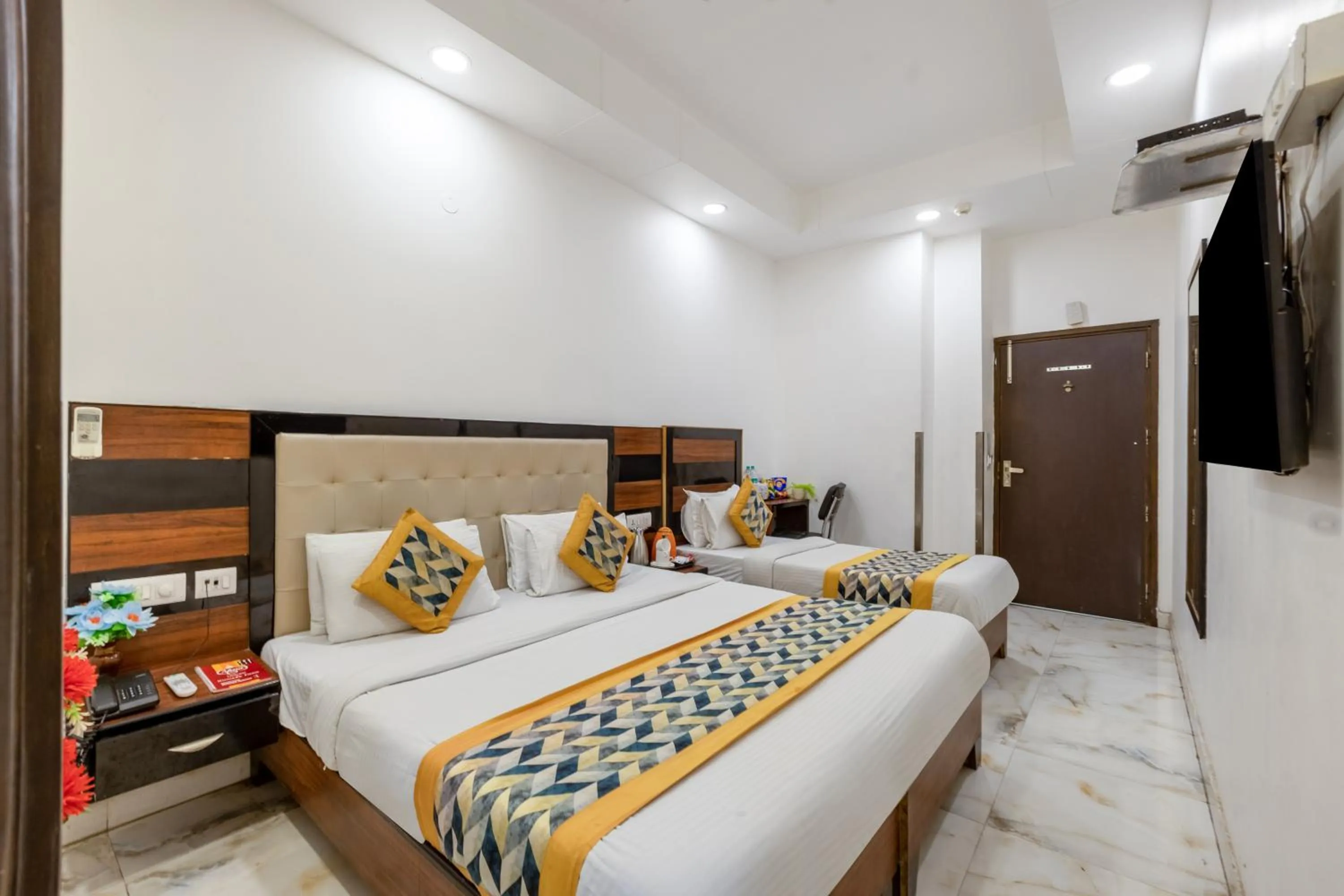 Bed in Hotel Emporio View - New Delhi Railway Station - Paharganj