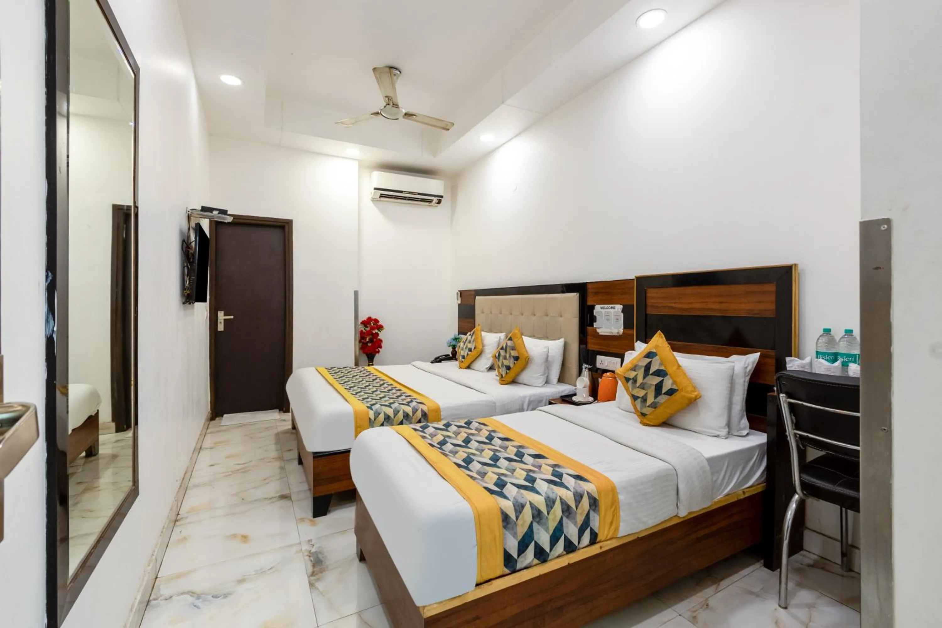 Bed in Hotel Emporio View - New Delhi Railway Station - Paharganj