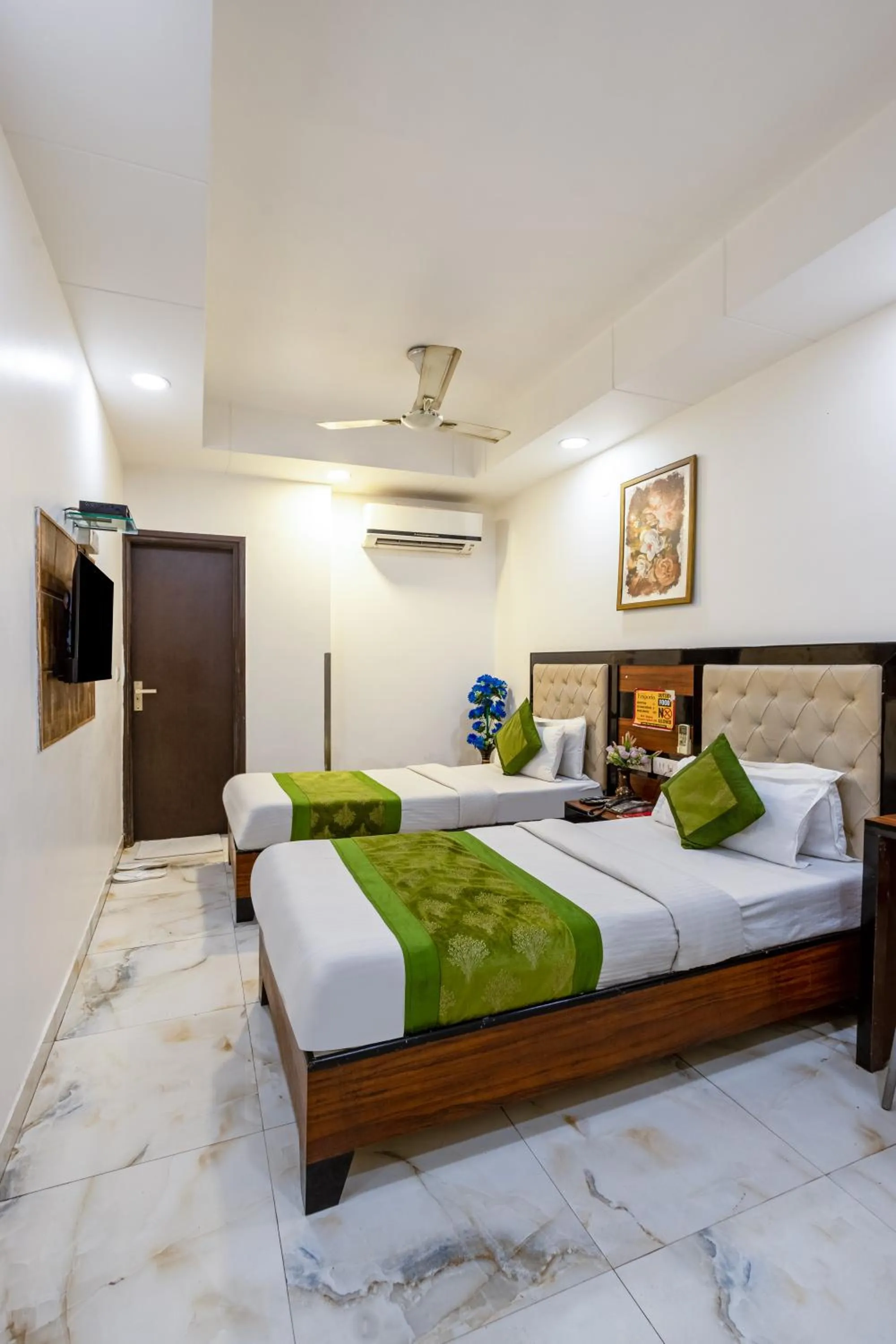 TV and multimedia, Bed in Hotel Emporio View - New Delhi Railway Station - Paharganj