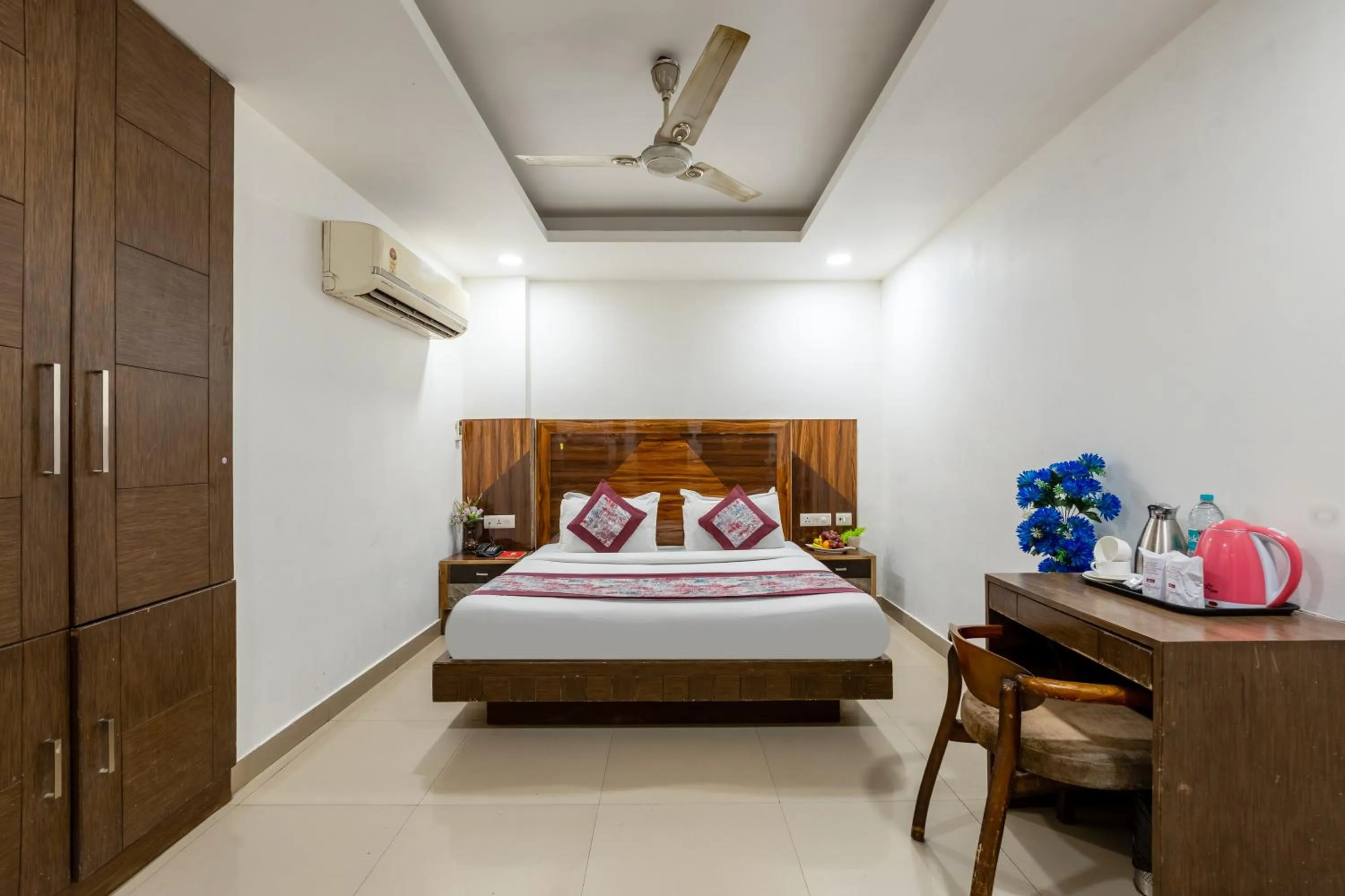 Bed in Hotel Emporio View - New Delhi Railway Station - Paharganj