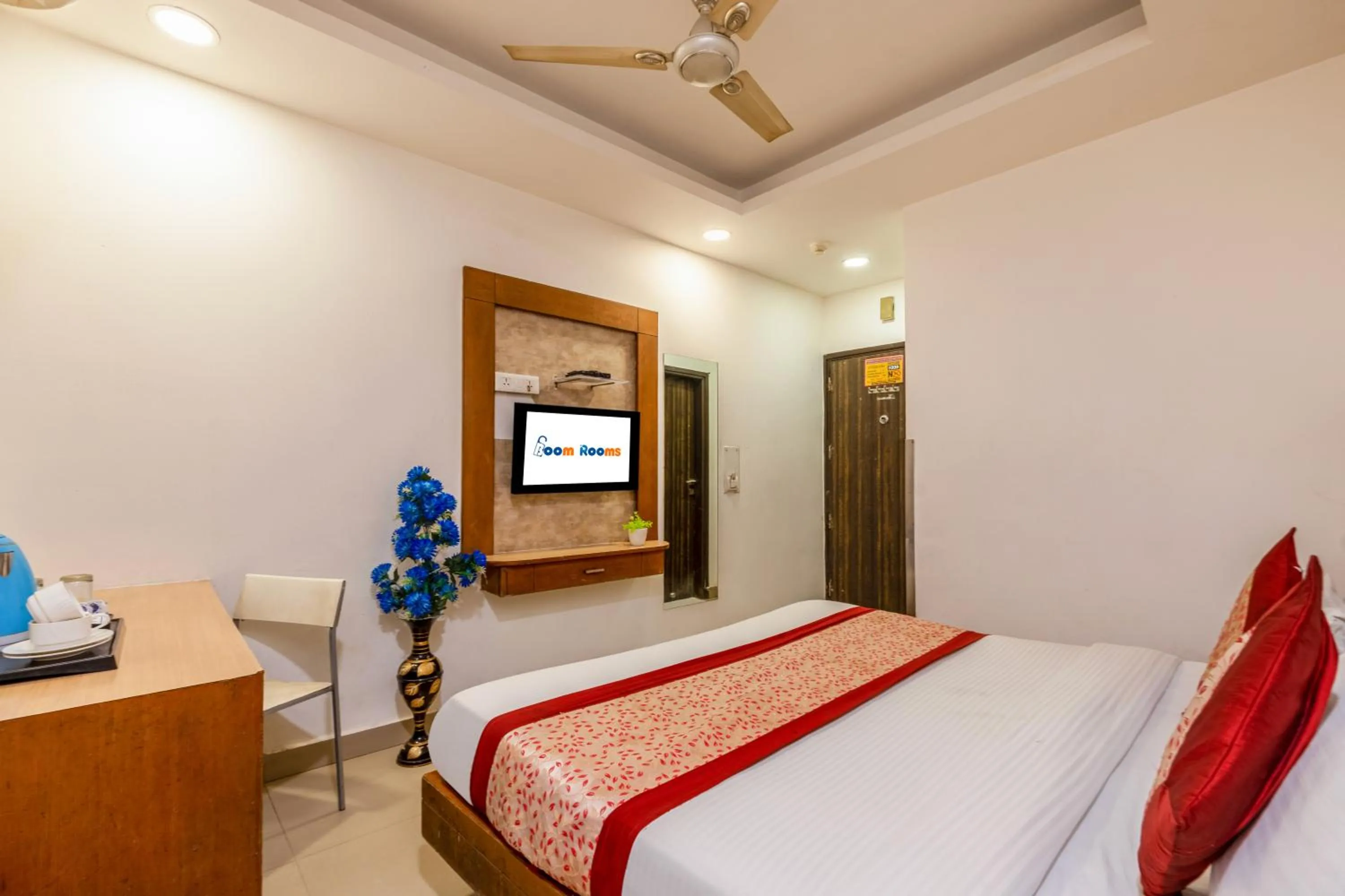 Bed in Hotel Emporio View - New Delhi Railway Station - Paharganj