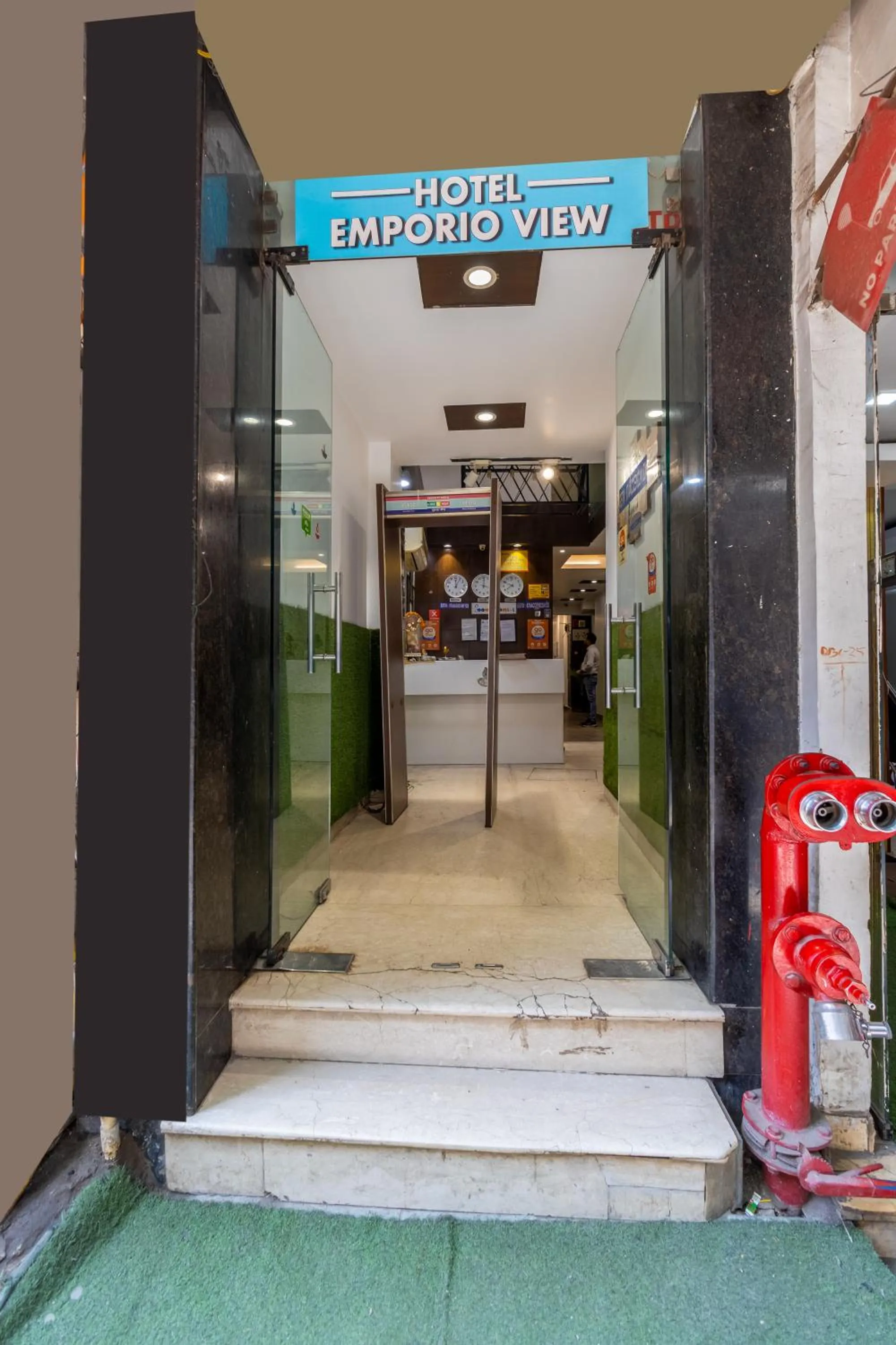 Facade/entrance in Hotel Emporio View - New Delhi Railway Station - Paharganj