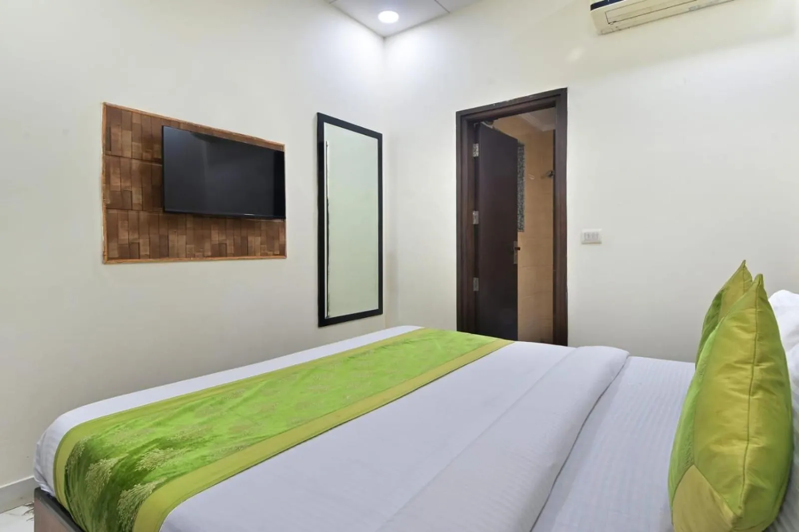 TV and multimedia, Bed in Hotel Emporio View - New Delhi Railway Station - Paharganj