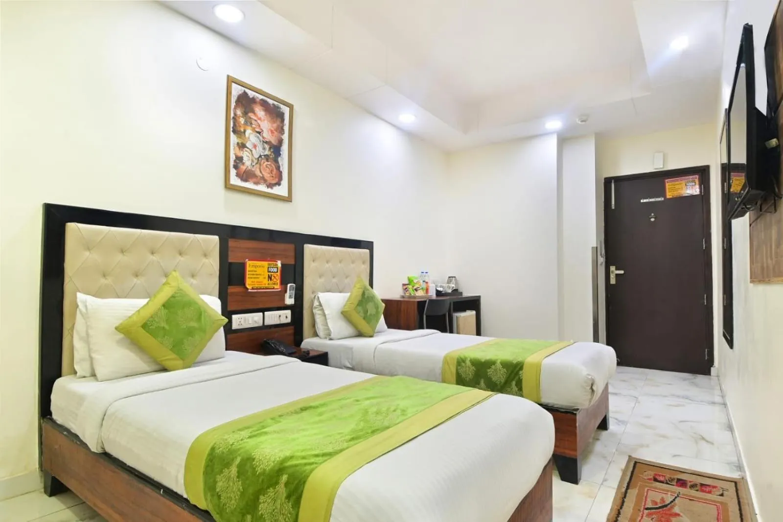 Bedroom, Bed in Hotel Emporio View - New Delhi Railway Station - Paharganj