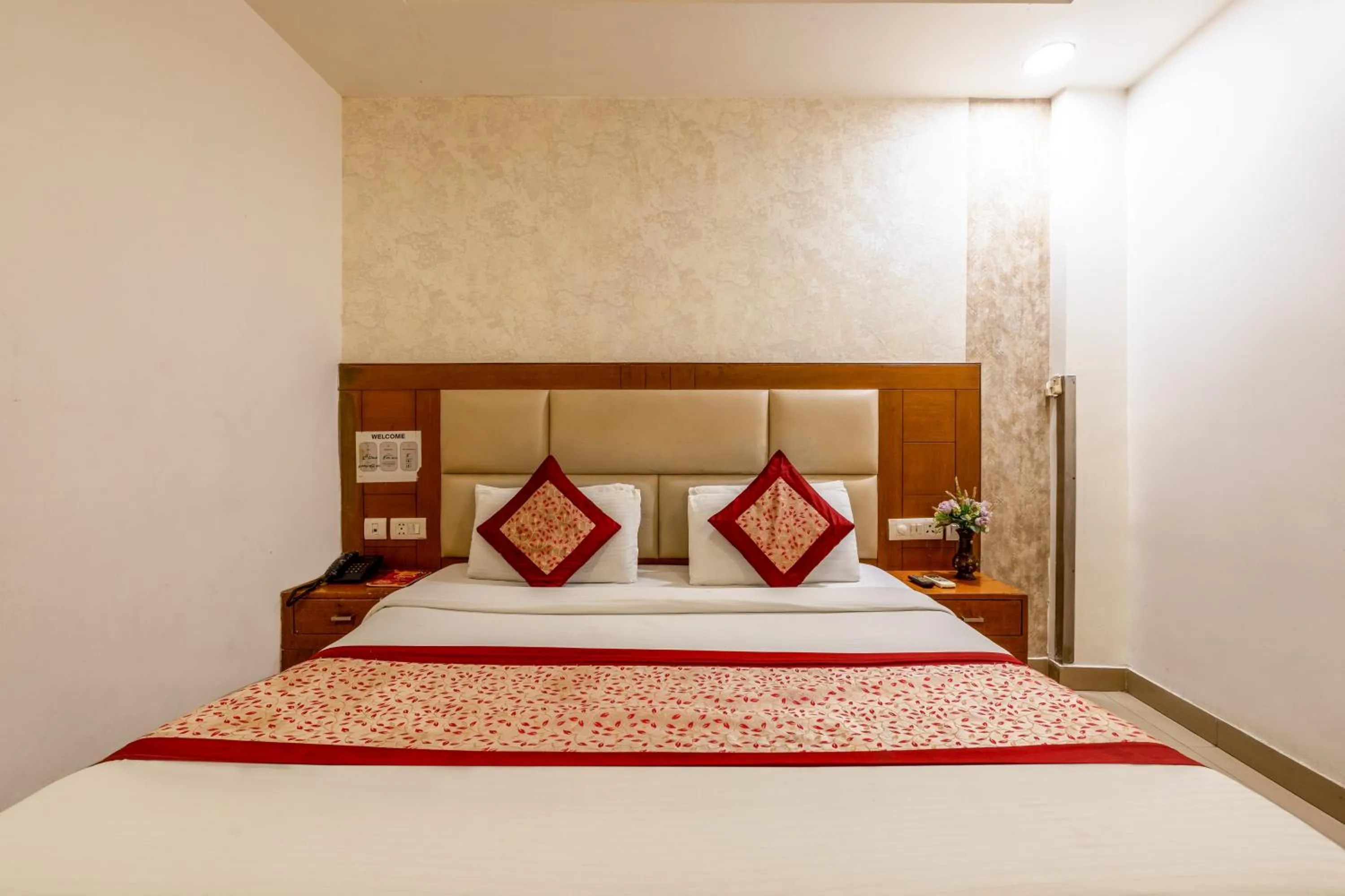 Bed in Hotel Emporio View - New Delhi Railway Station - Paharganj