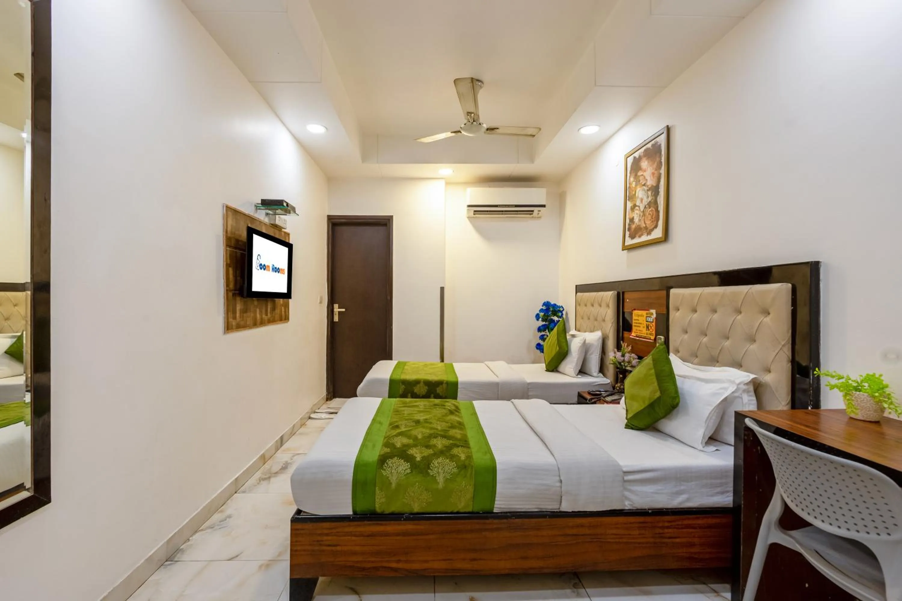 Bed in Hotel Emporio View - New Delhi Railway Station - Paharganj