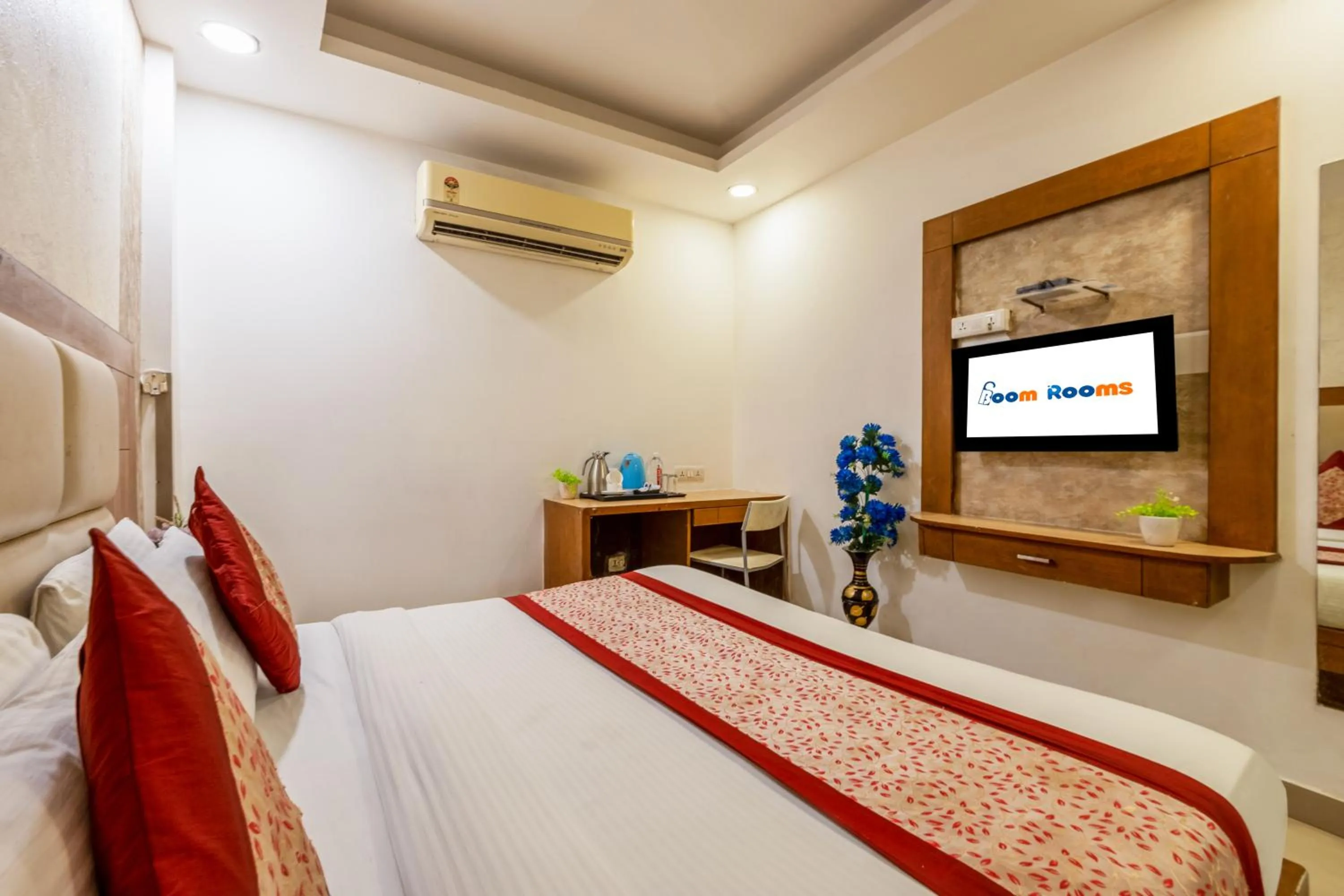 Bed in Hotel Emporio View - New Delhi Railway Station - Paharganj