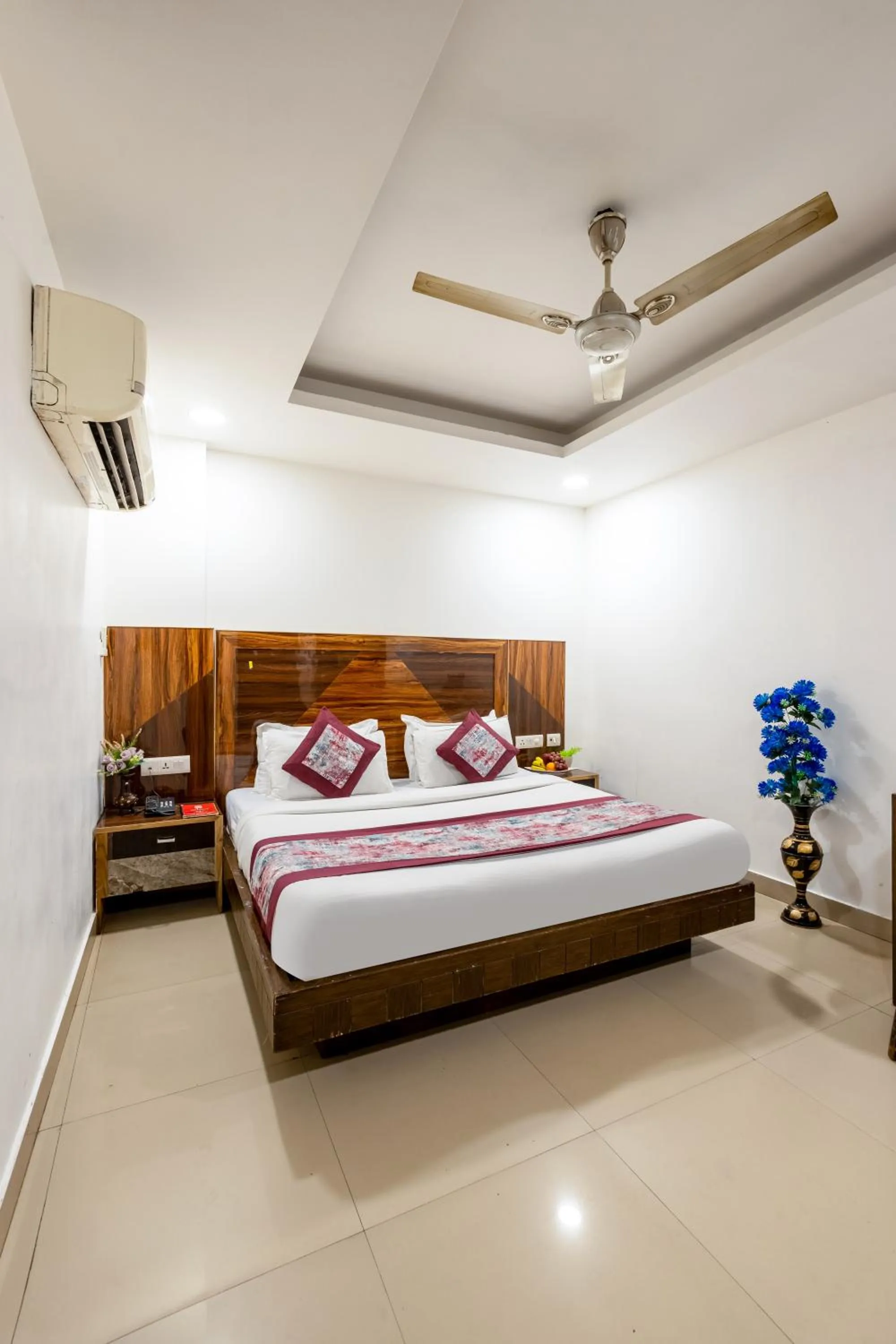 Bed in Hotel Emporio View - New Delhi Railway Station - Paharganj