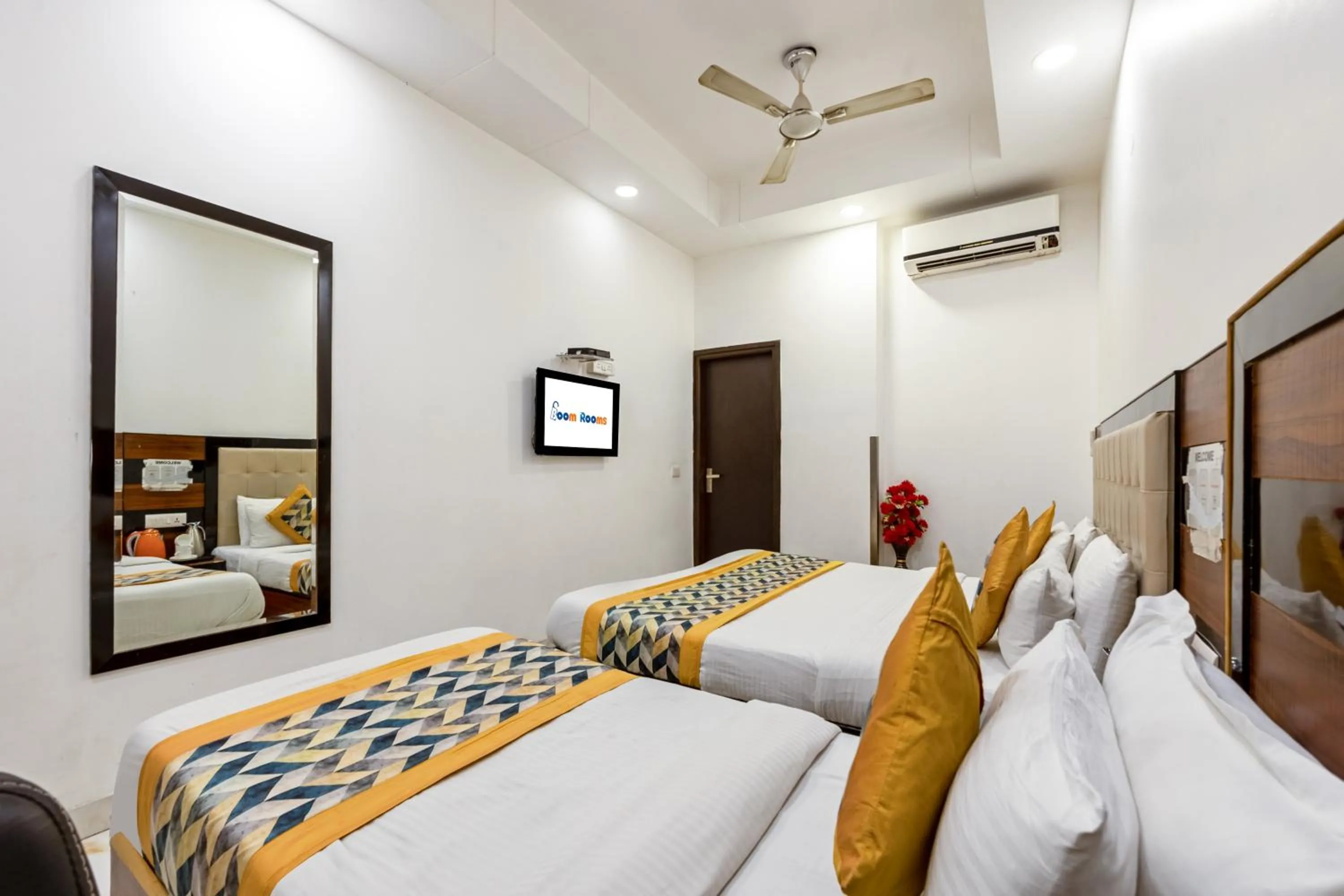 Bed in Hotel Emporio View - New Delhi Railway Station - Paharganj