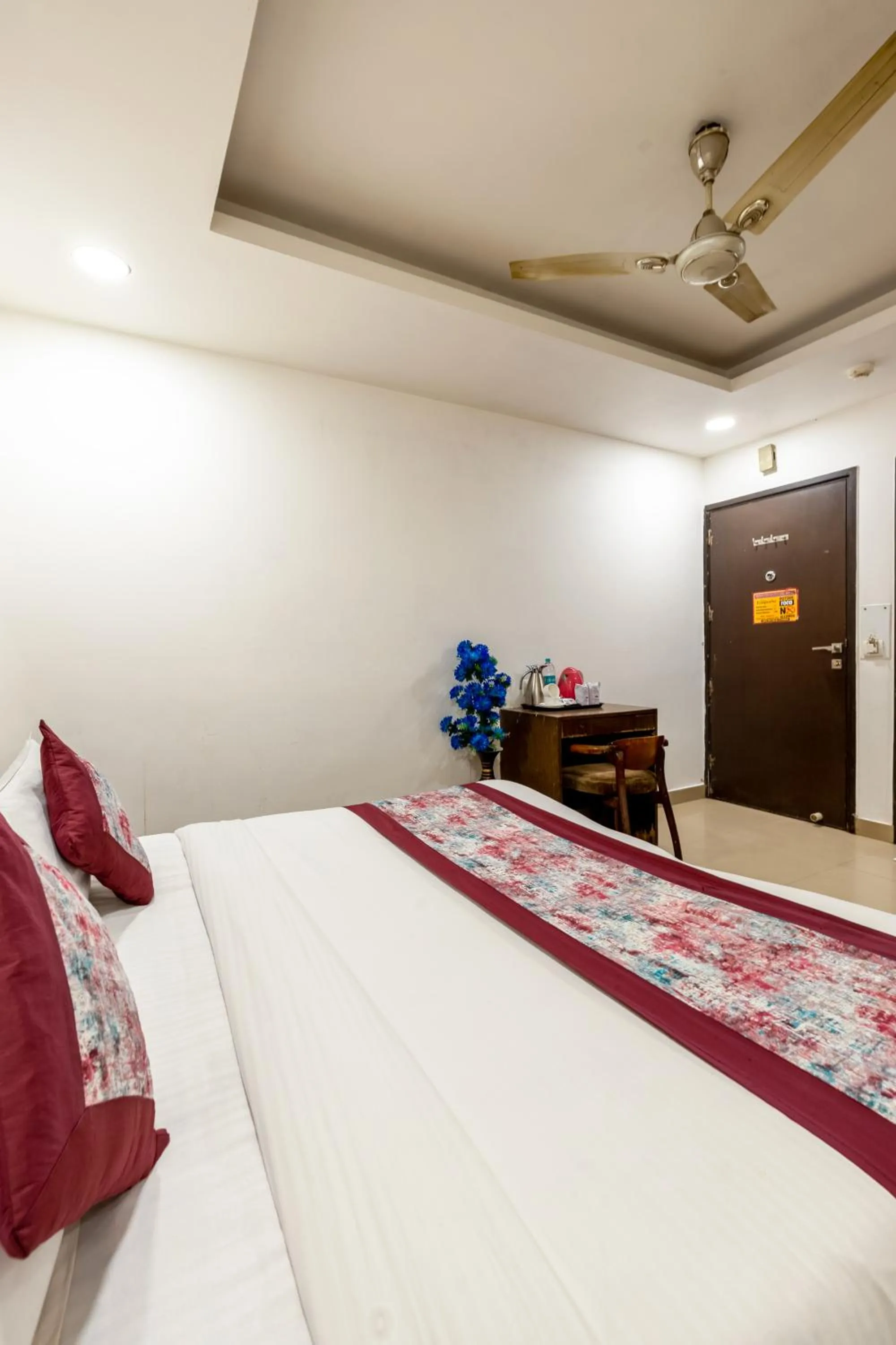 Bed in Hotel Emporio View - New Delhi Railway Station - Paharganj
