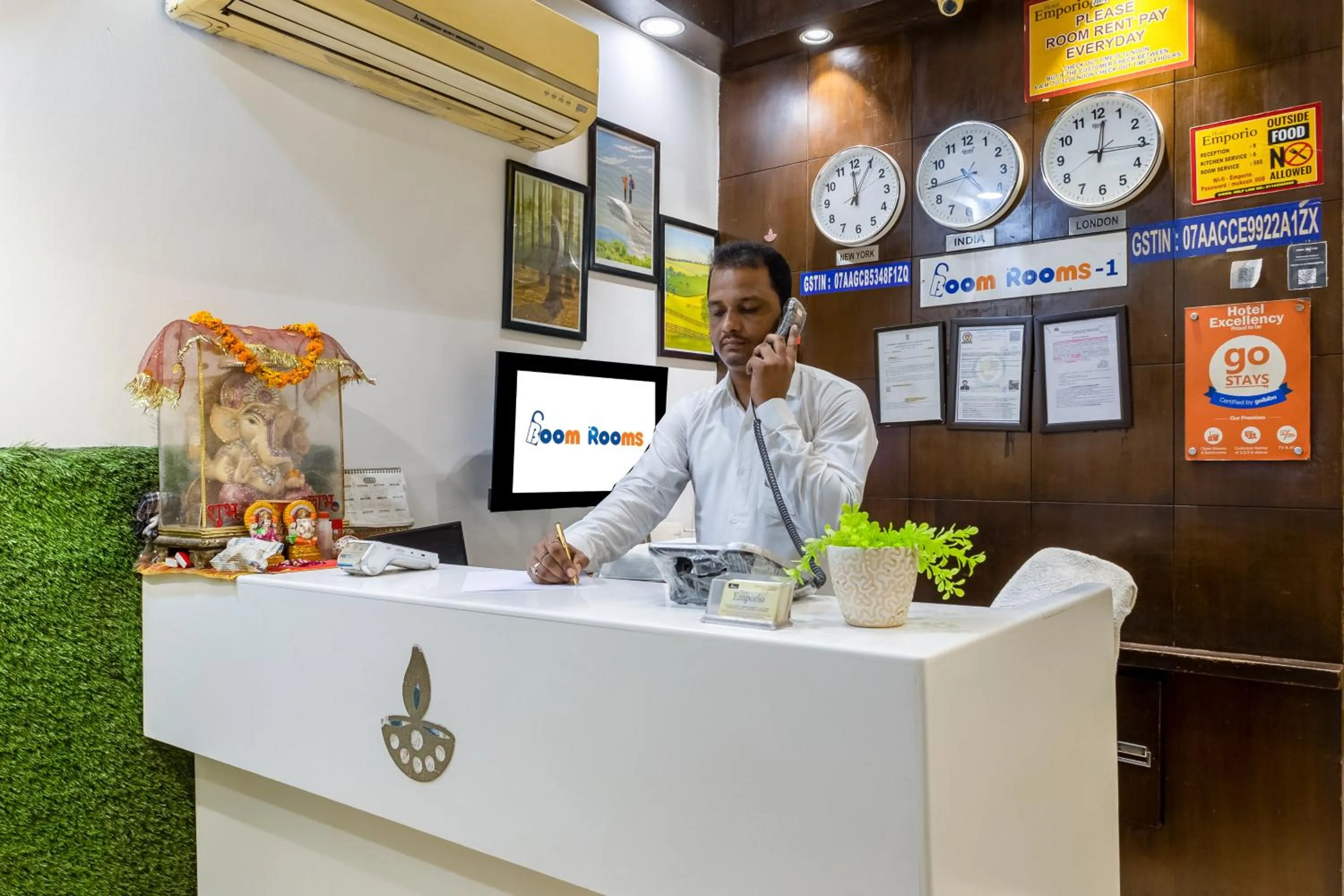 People in Hotel Emporio View - New Delhi Railway Station - Paharganj