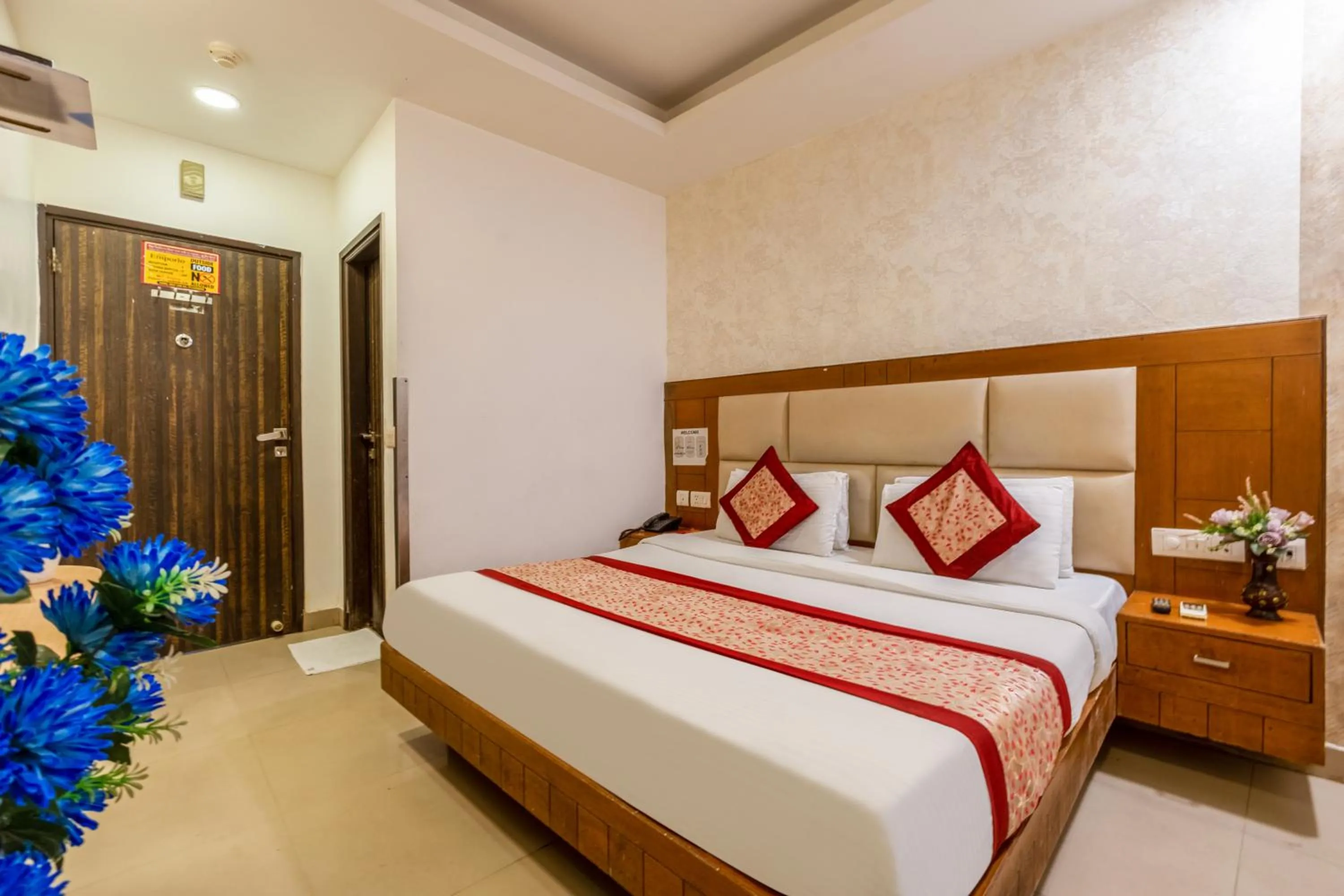 Photo of the whole room, Bed in Hotel Emporio View - New Delhi Railway Station - Paharganj