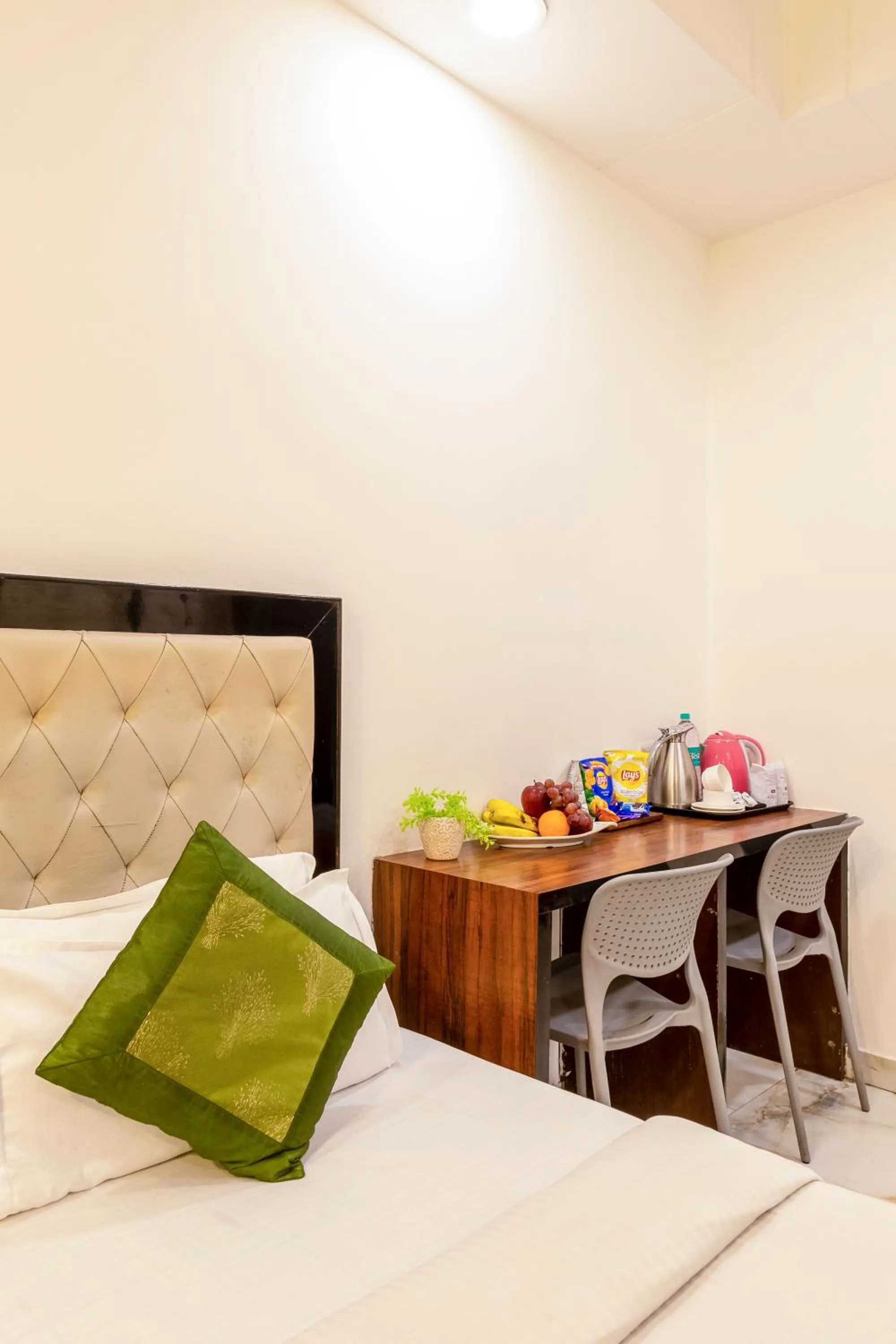 Dining area, Bed in Hotel Emporio View - New Delhi Railway Station - Paharganj