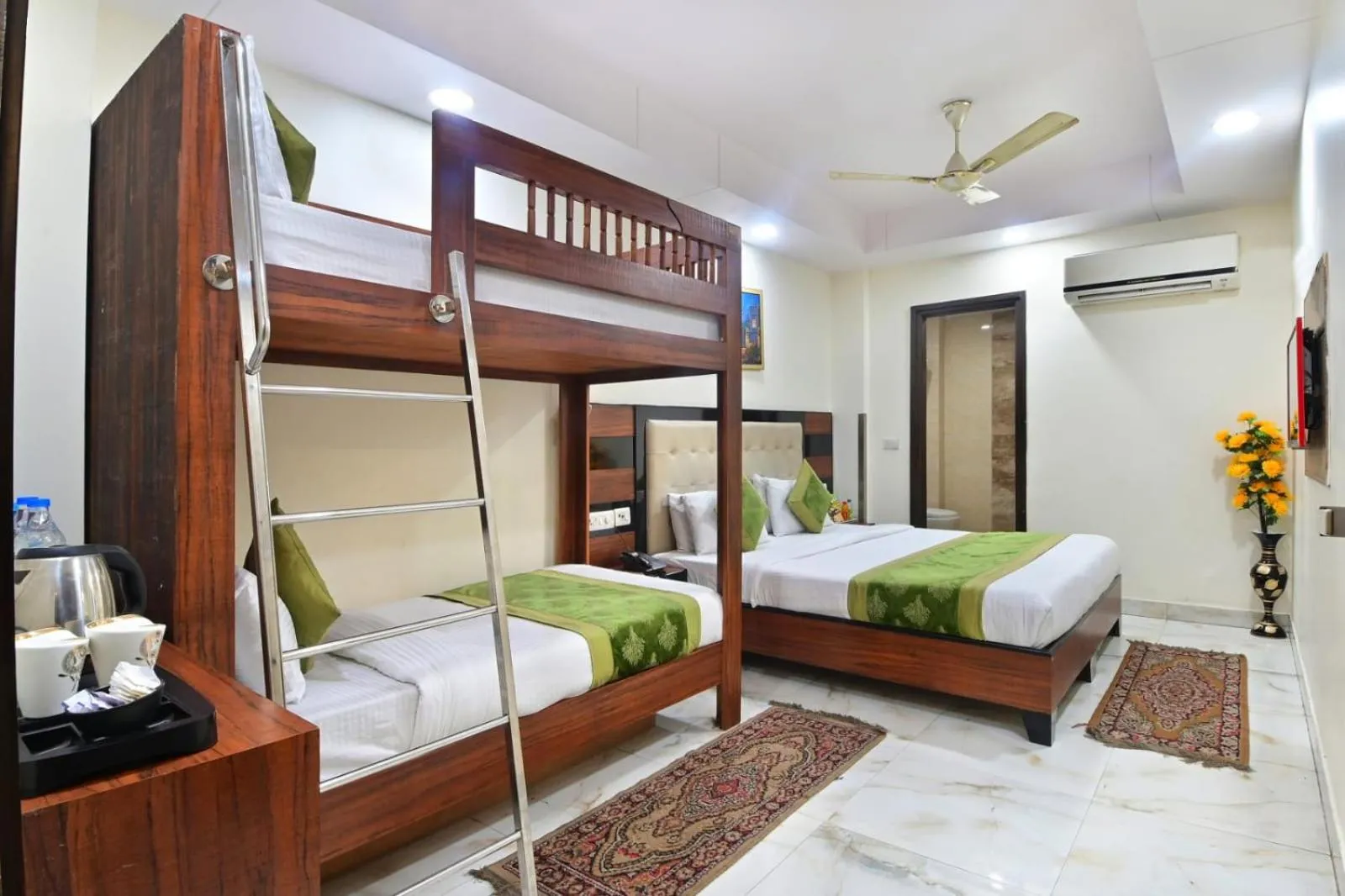 TV and multimedia, Bed in Hotel Emporio View - New Delhi Railway Station - Paharganj