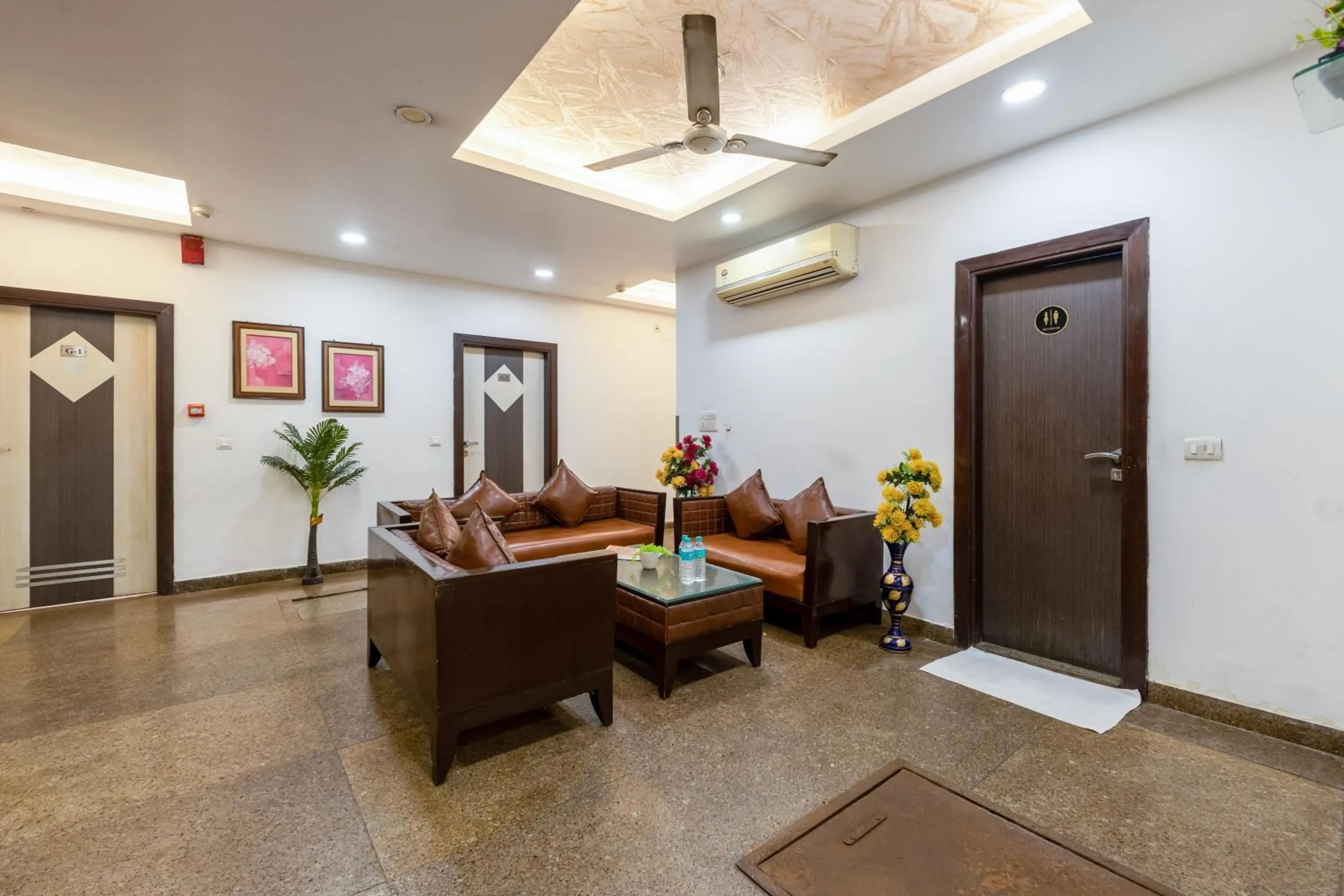 Seating area in Hotel Emporio View - New Delhi Railway Station - Paharganj