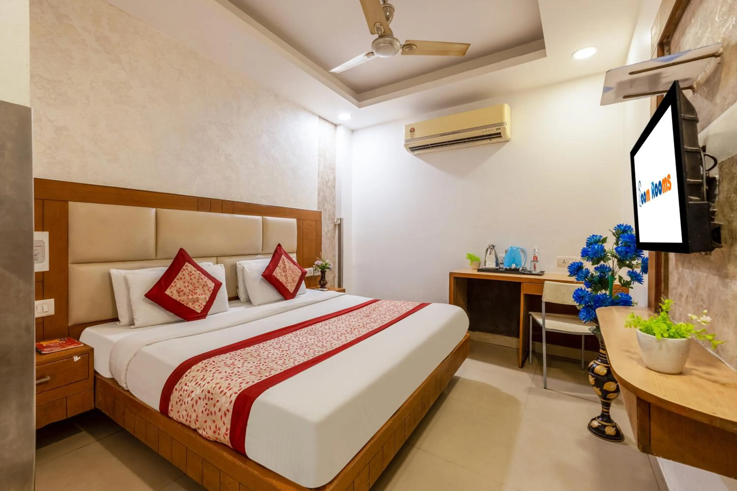 Bed in Hotel Emporio View - New Delhi Railway Station - Paharganj