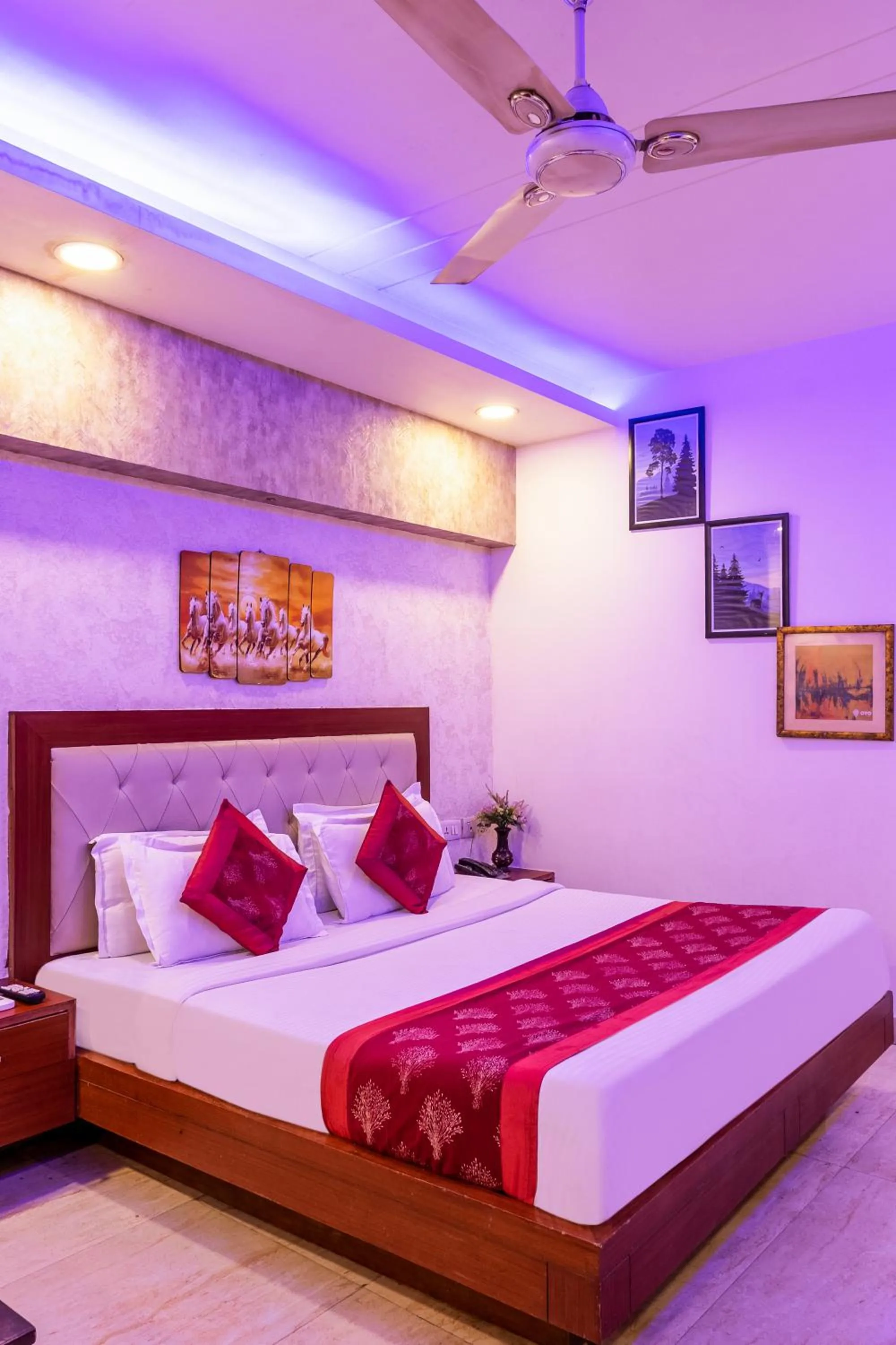 Photo of the whole room, Bed in Hotel Emporio View - New Delhi Railway Station - Paharganj