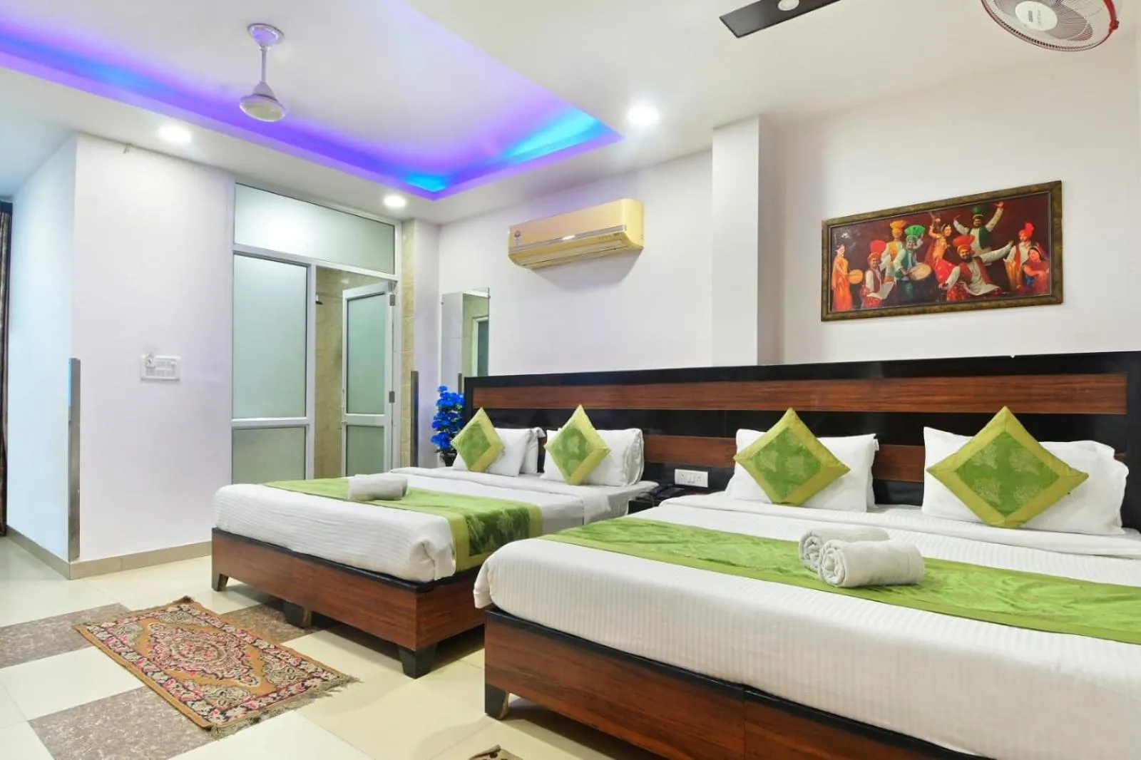 Bedroom, Bed in Hotel Emporio View - New Delhi Railway Station - Paharganj