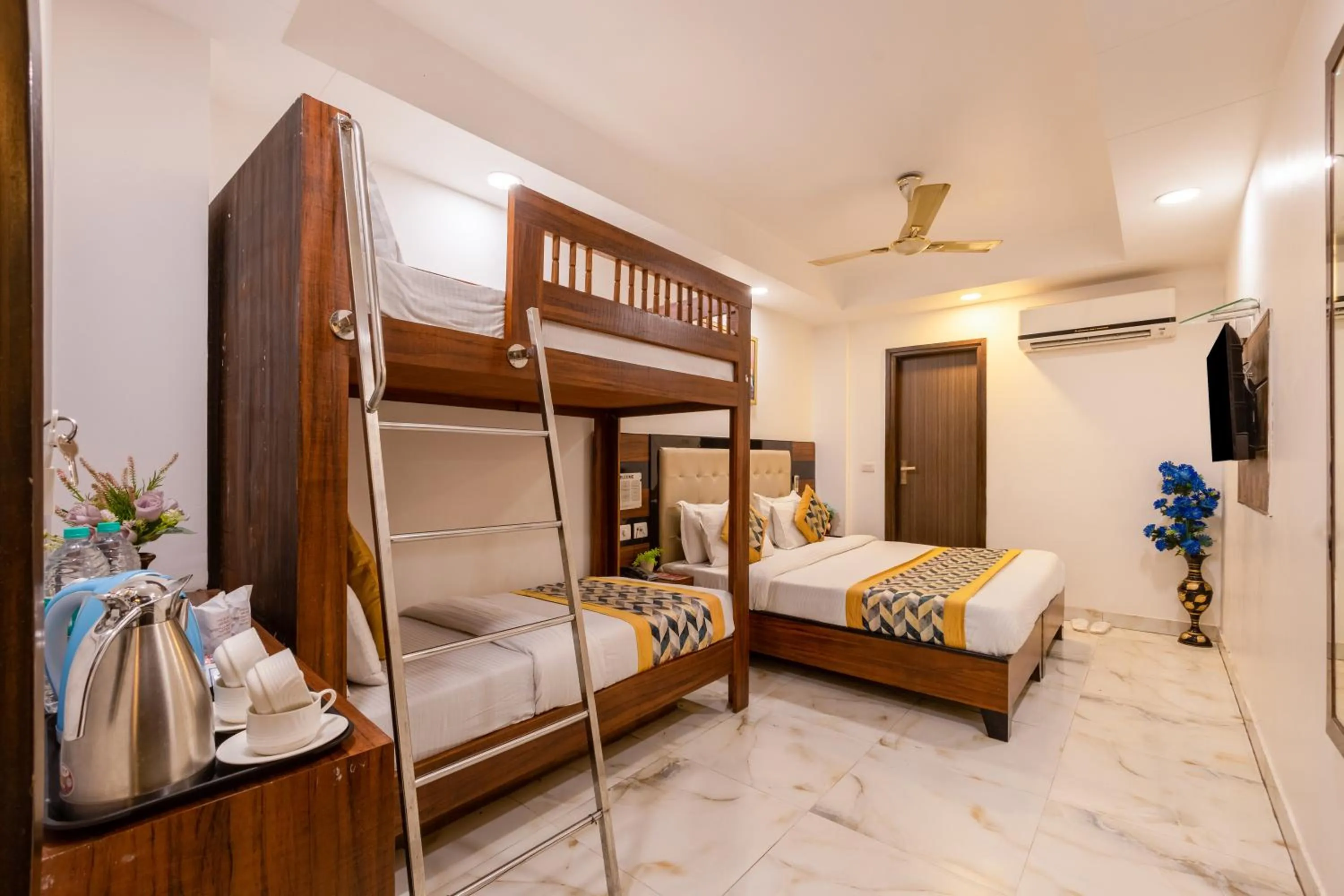 Bed in Hotel Emporio View - New Delhi Railway Station - Paharganj