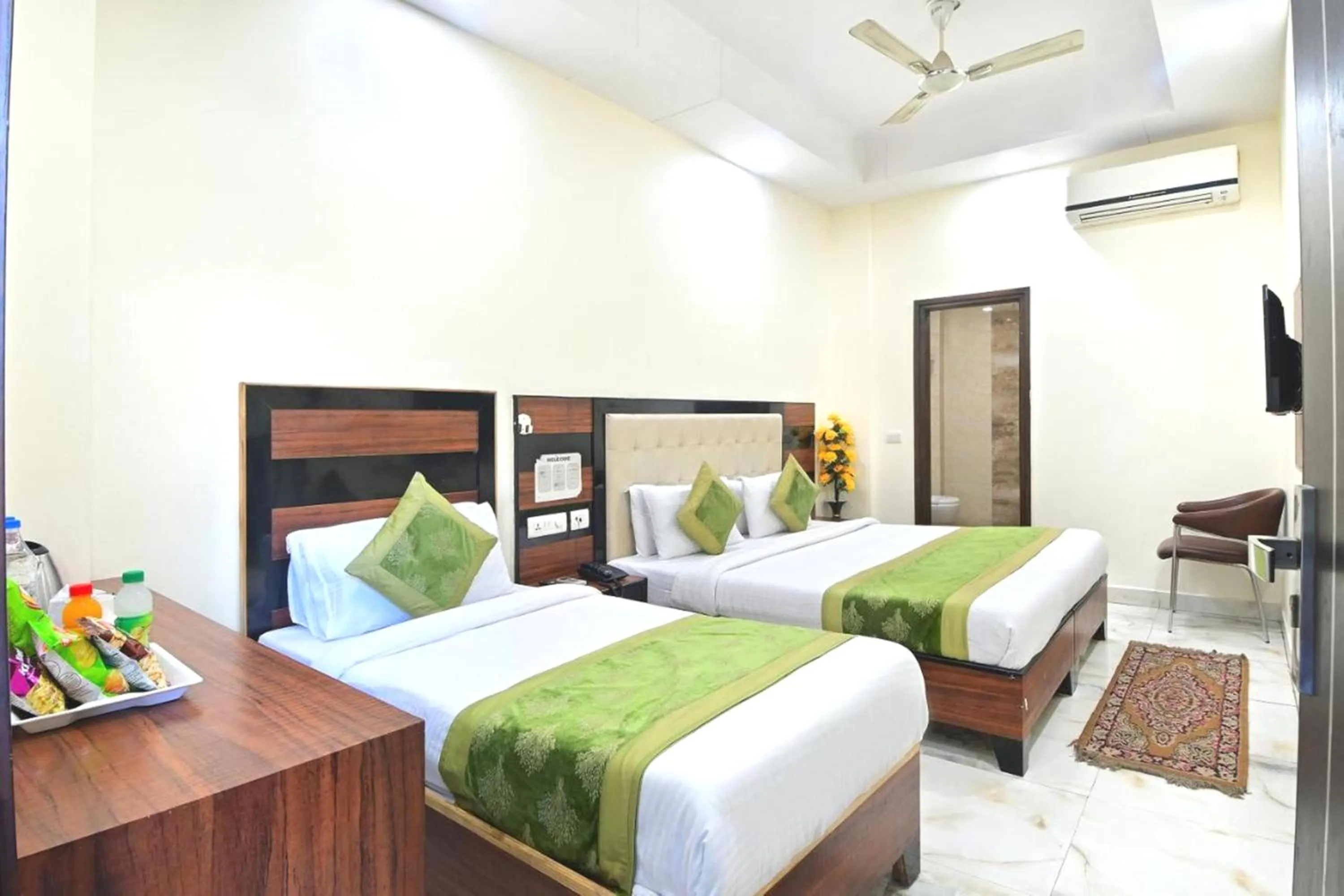 TV and multimedia, Bed in Hotel Emporio View - New Delhi Railway Station - Paharganj