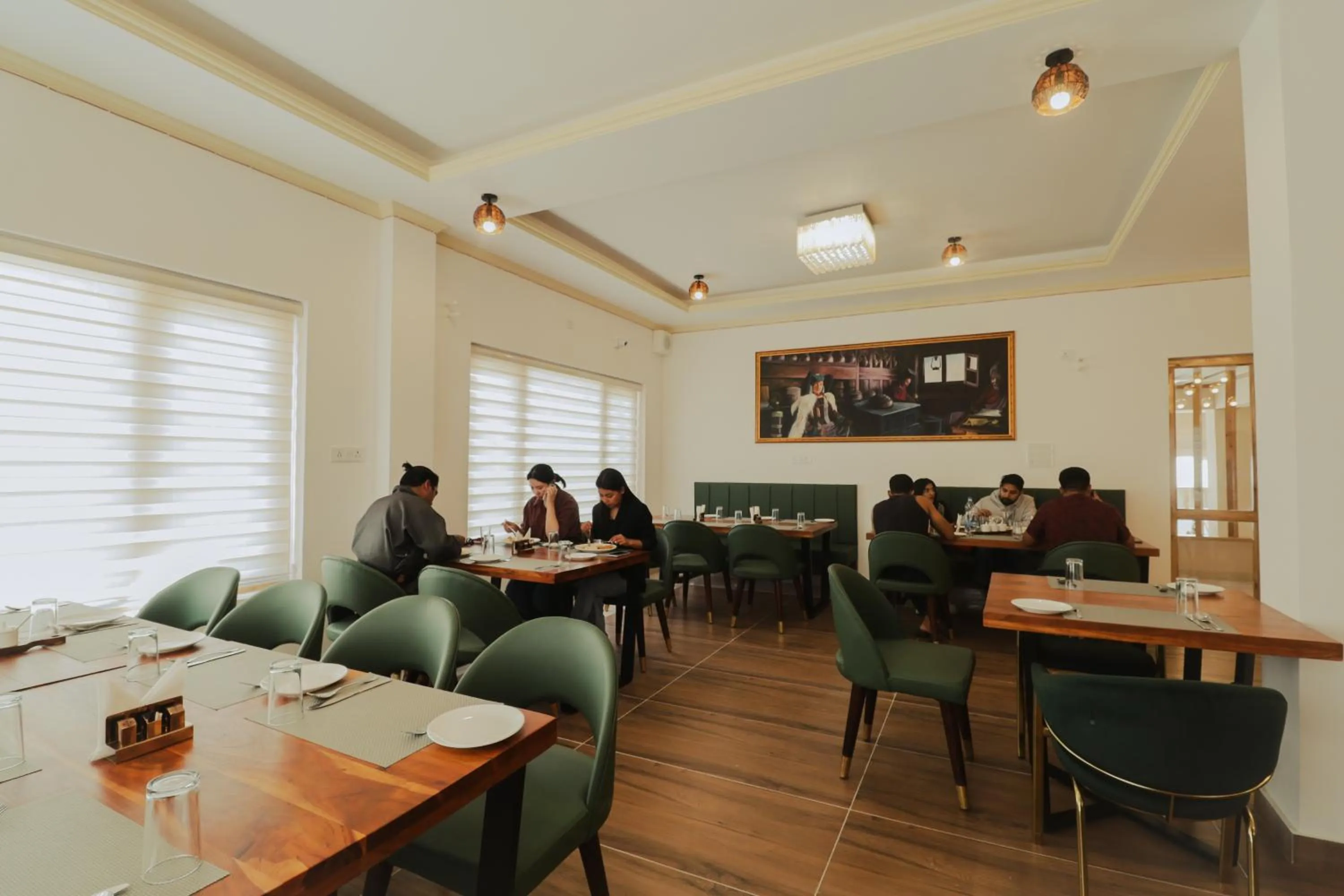 Restaurant/places to eat in Crown Himalaya