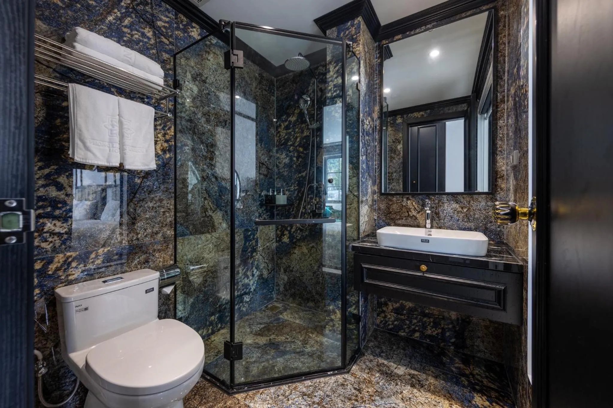 Bathroom in Phong Lan Unique Hotel