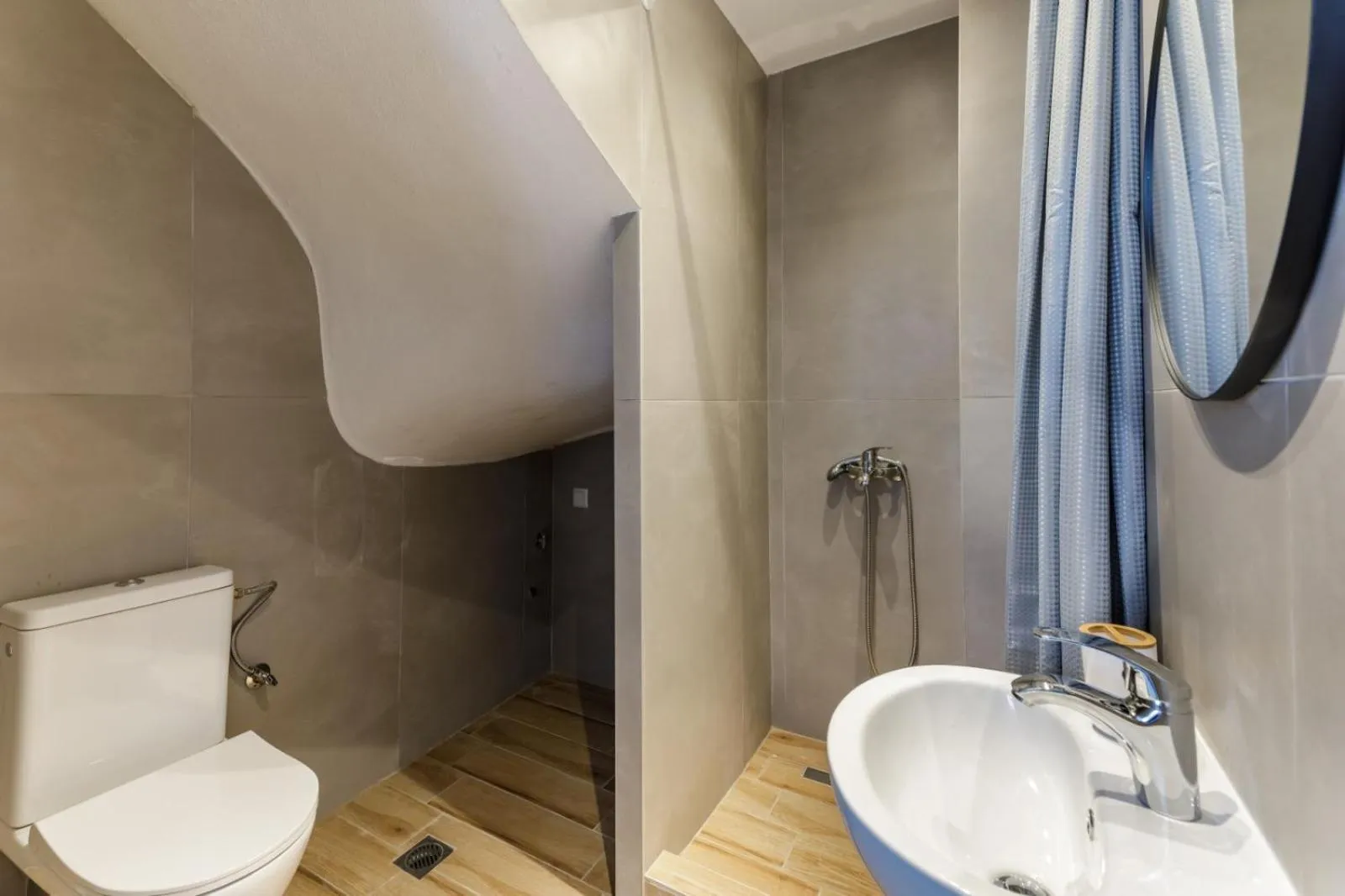 V Luxury Apartments with Pool