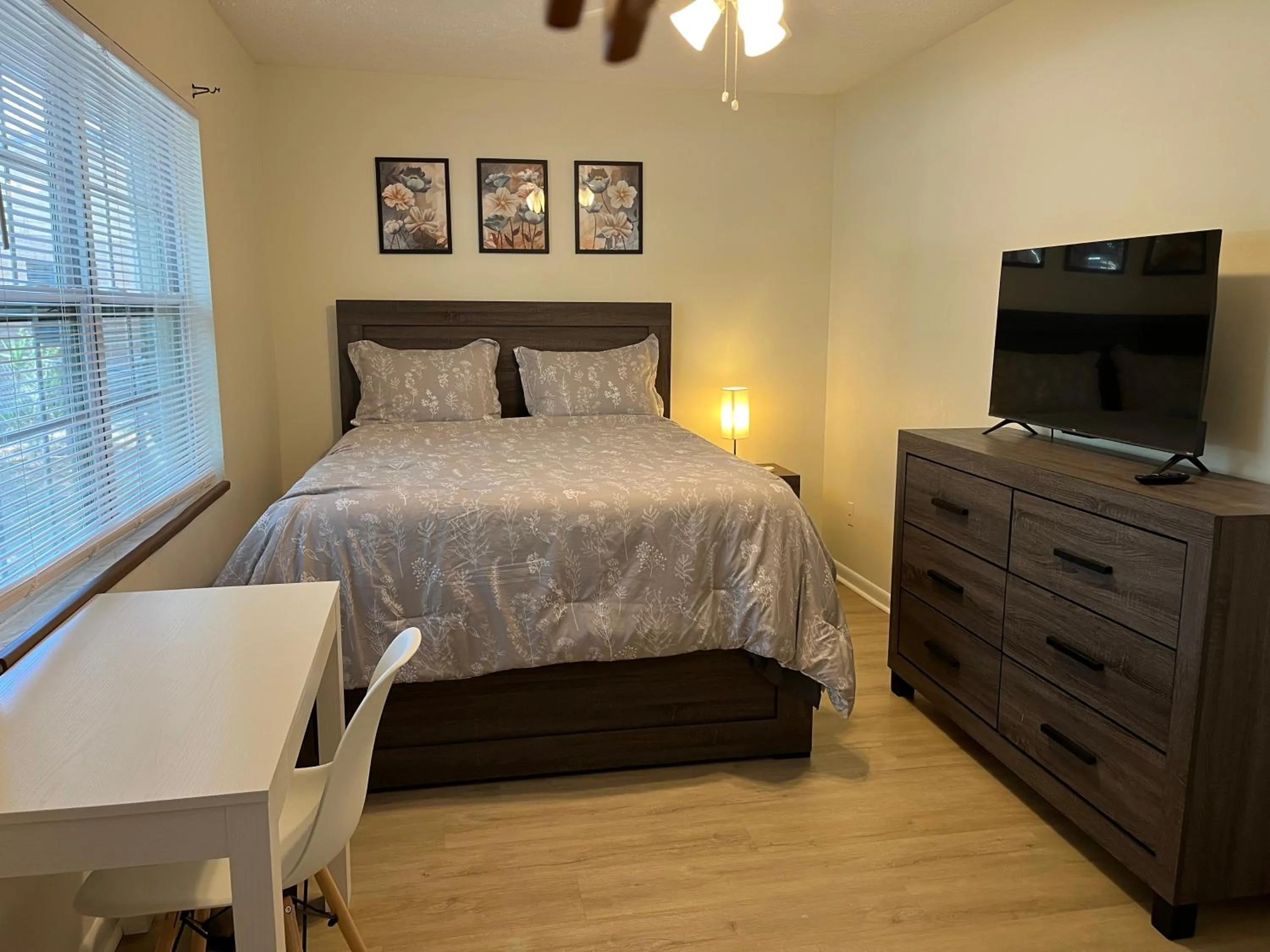 Bed in ZenHomes in Brandon near Tampa Valrico Seffner