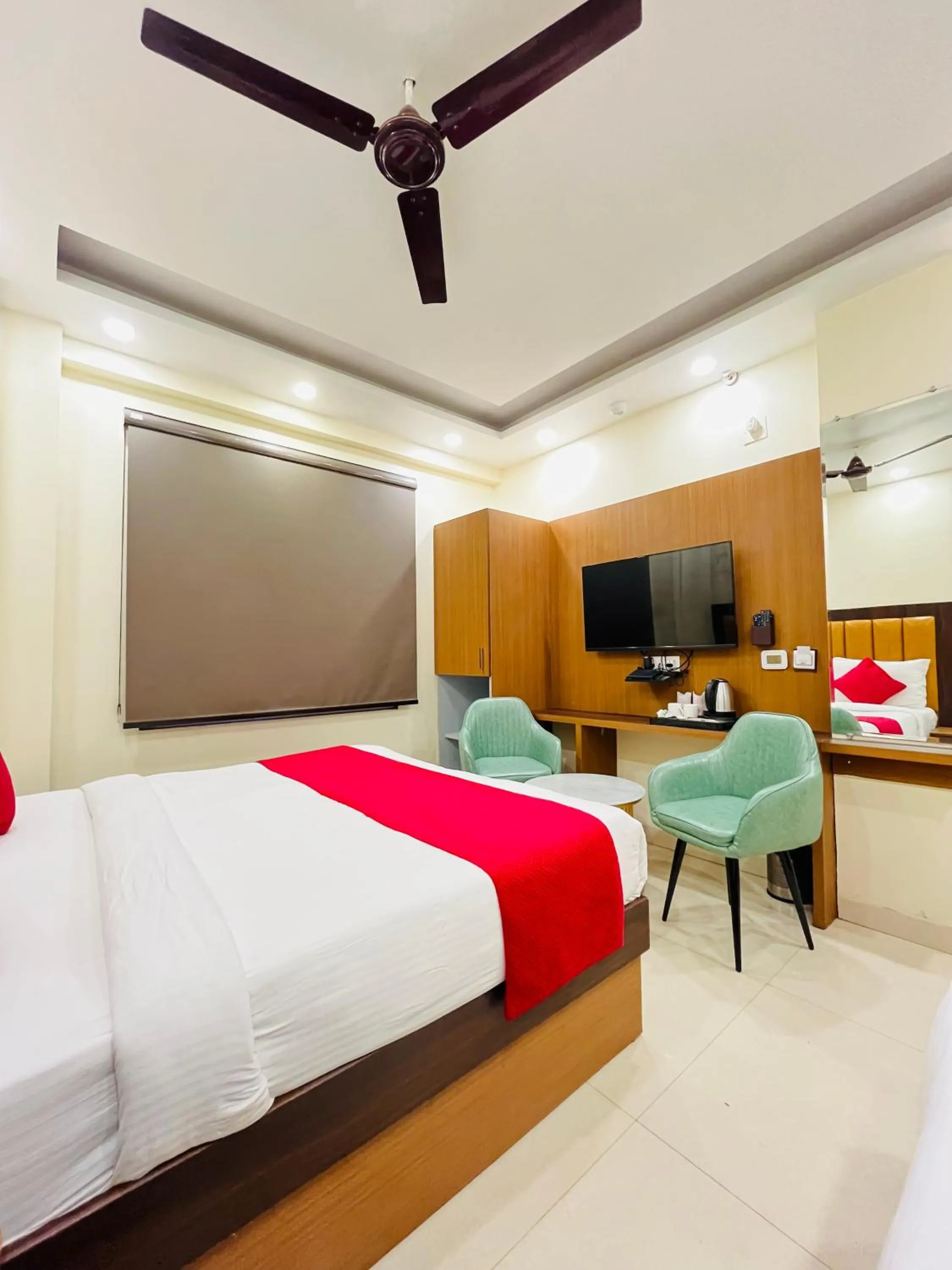 Communal lounge/ TV room, Bed in Hotel Royal Rosette Near New Delhi Railway Station - Connaught Place and VFS