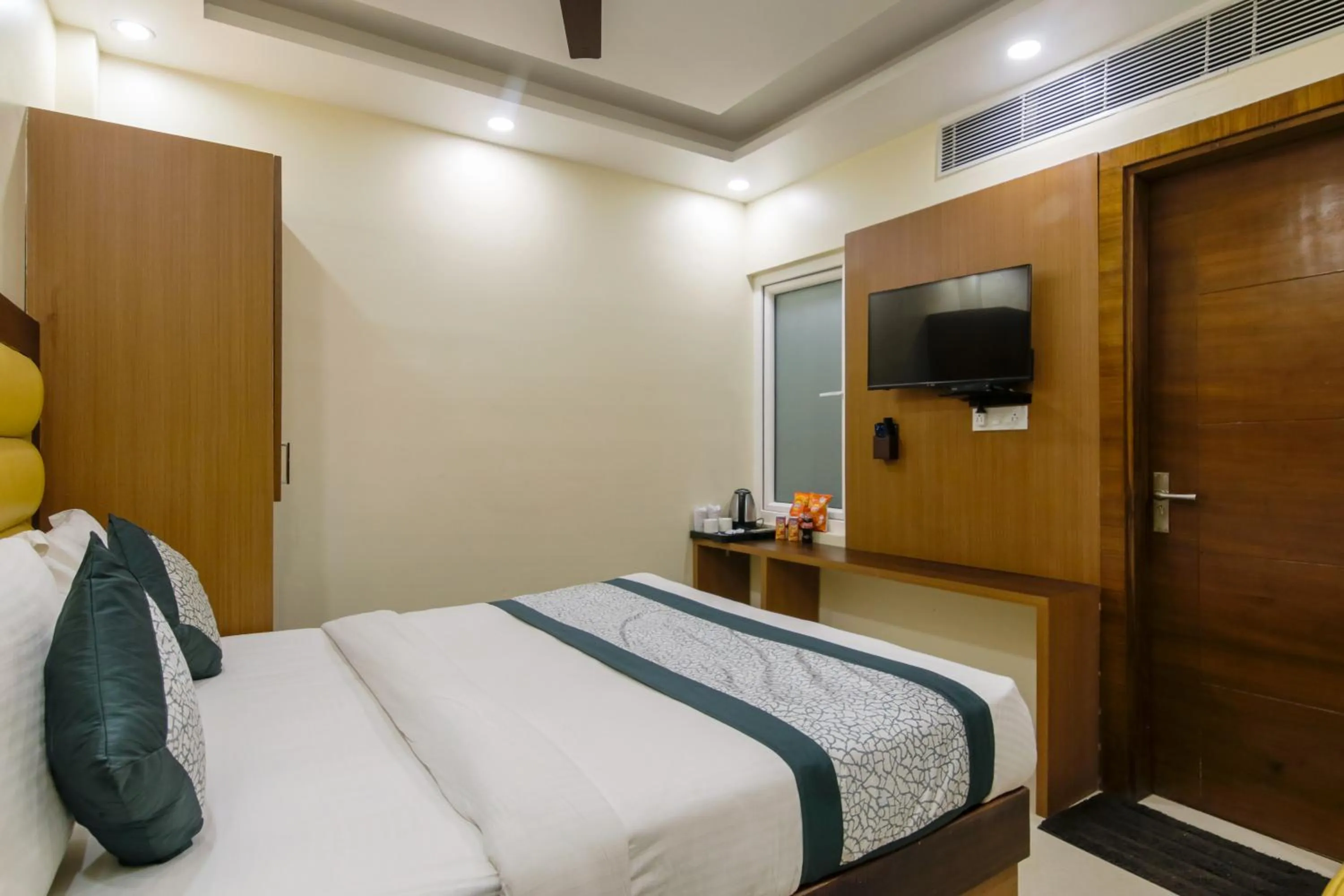TV and multimedia, Bed in Hotel Royal Rosette Near New Delhi Railway Station - Connaught Place and VFS