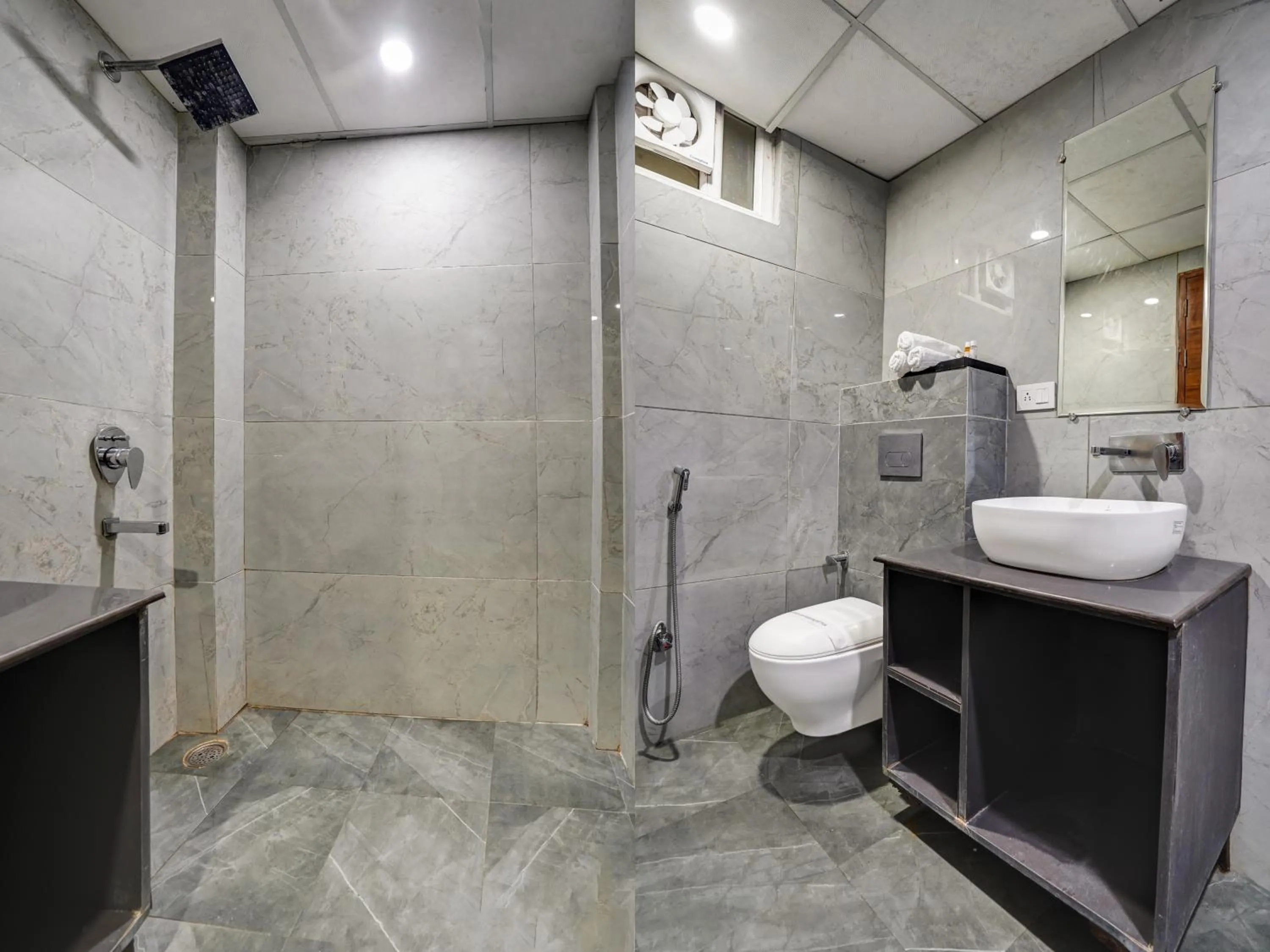 Bathroom in Hotel Royal Rosette Near New Delhi Railway Station - Connaught Place and VFS
