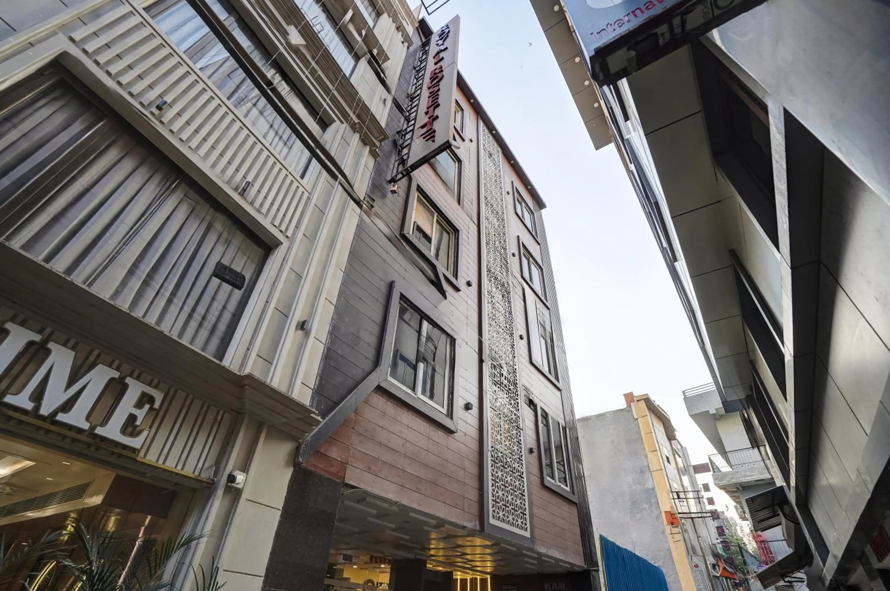 Street view in Hotel Royal Rosette Near New Delhi Railway Station - Connaught Place and VFS