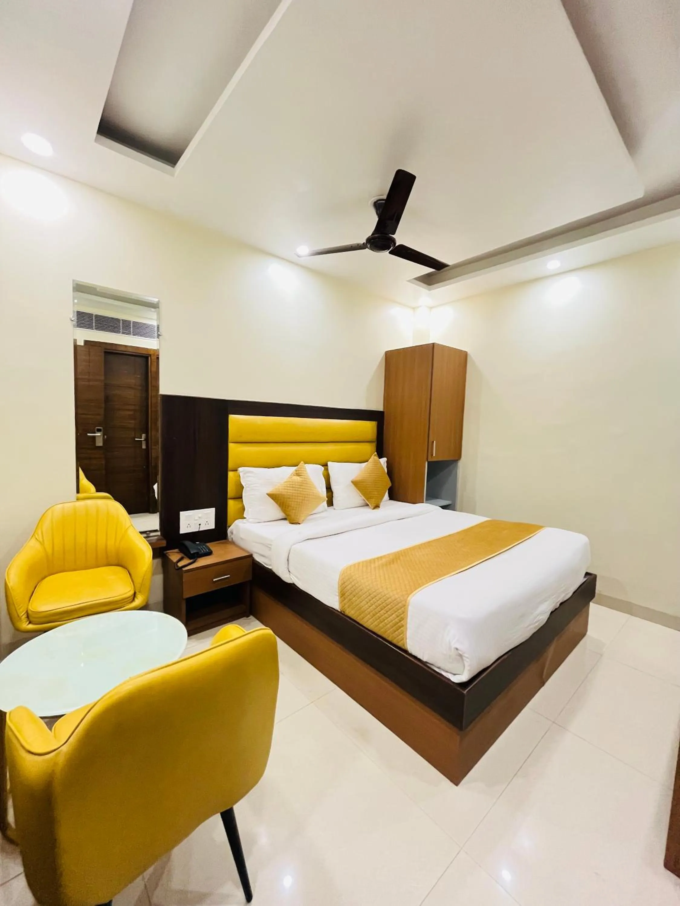 TV and multimedia, Bed in Hotel Royal Rosette Near New Delhi Railway Station - Connaught Place and VFS